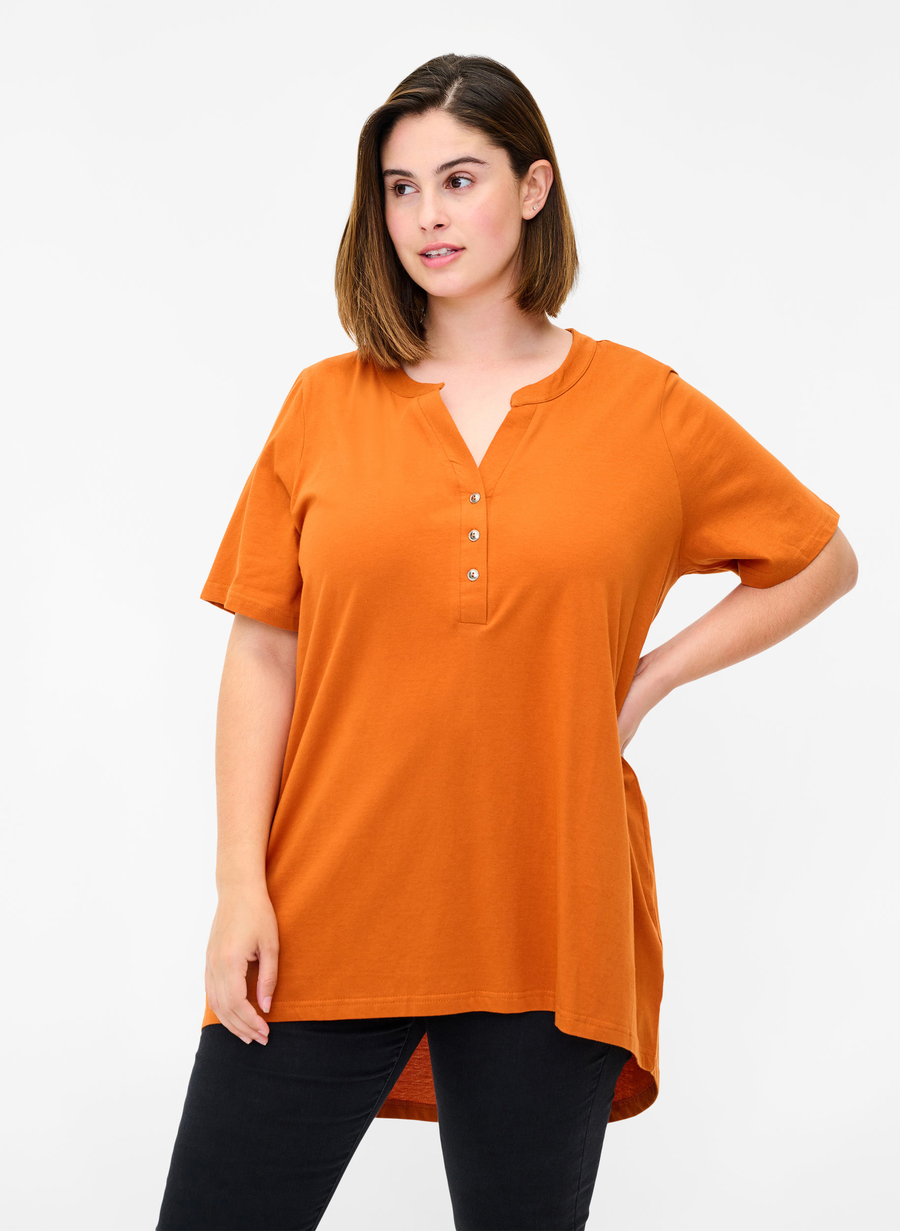 T-Shirt aus Baumwolle mit V-Ausschnitt und Knöpfen, Autumnal, Model image number 0