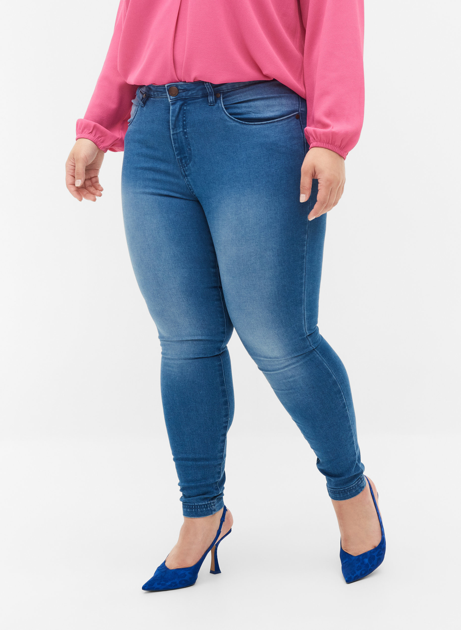 Super Slim Amy Jeans mit hoher Taille, Lt blue Denim, Model image number 4