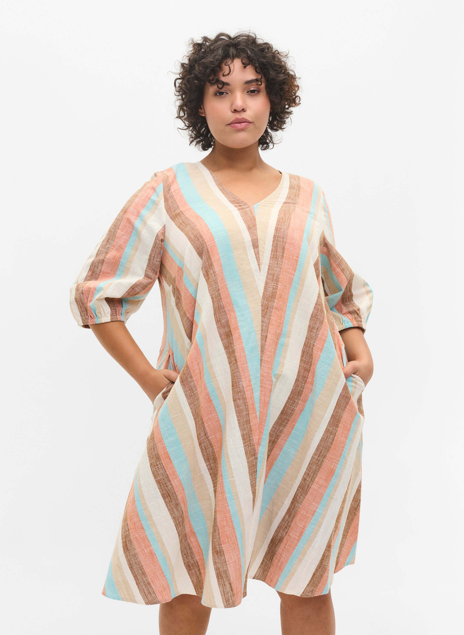 Gestreiftes Kleid aus Baumwolle mit A-Linie, Multi Stripe, Model
