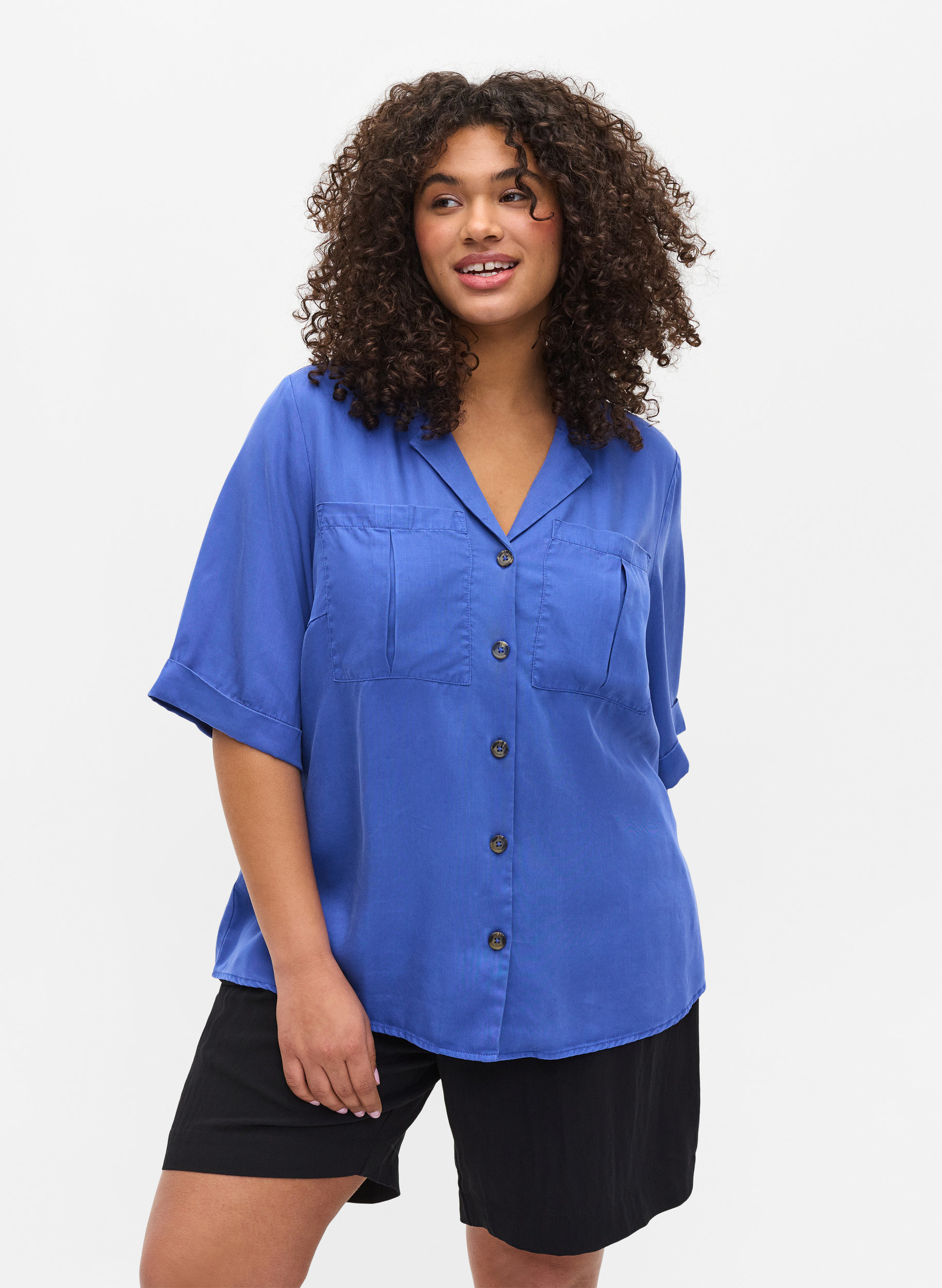 Kurzärmelige Hemdbluse mit Brusttaschen, Dazzling Blue, Model