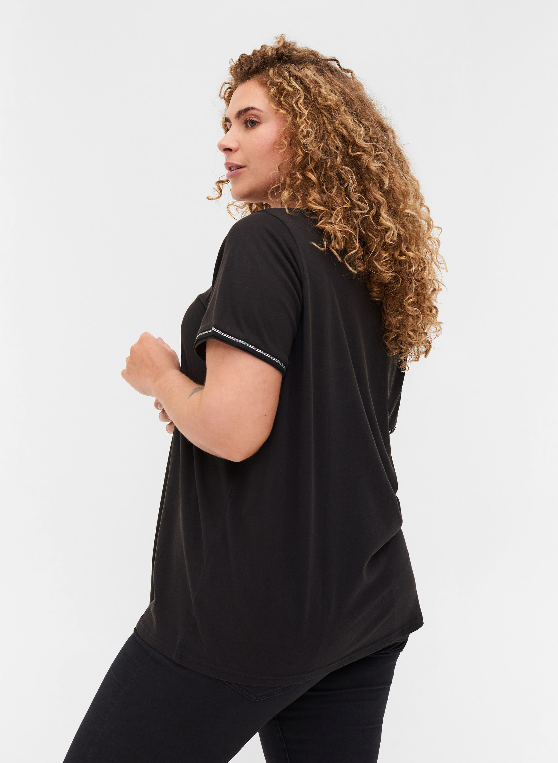 Kurzarm T-Shirt mit Kette, Black Acid Wash, Model image number 1