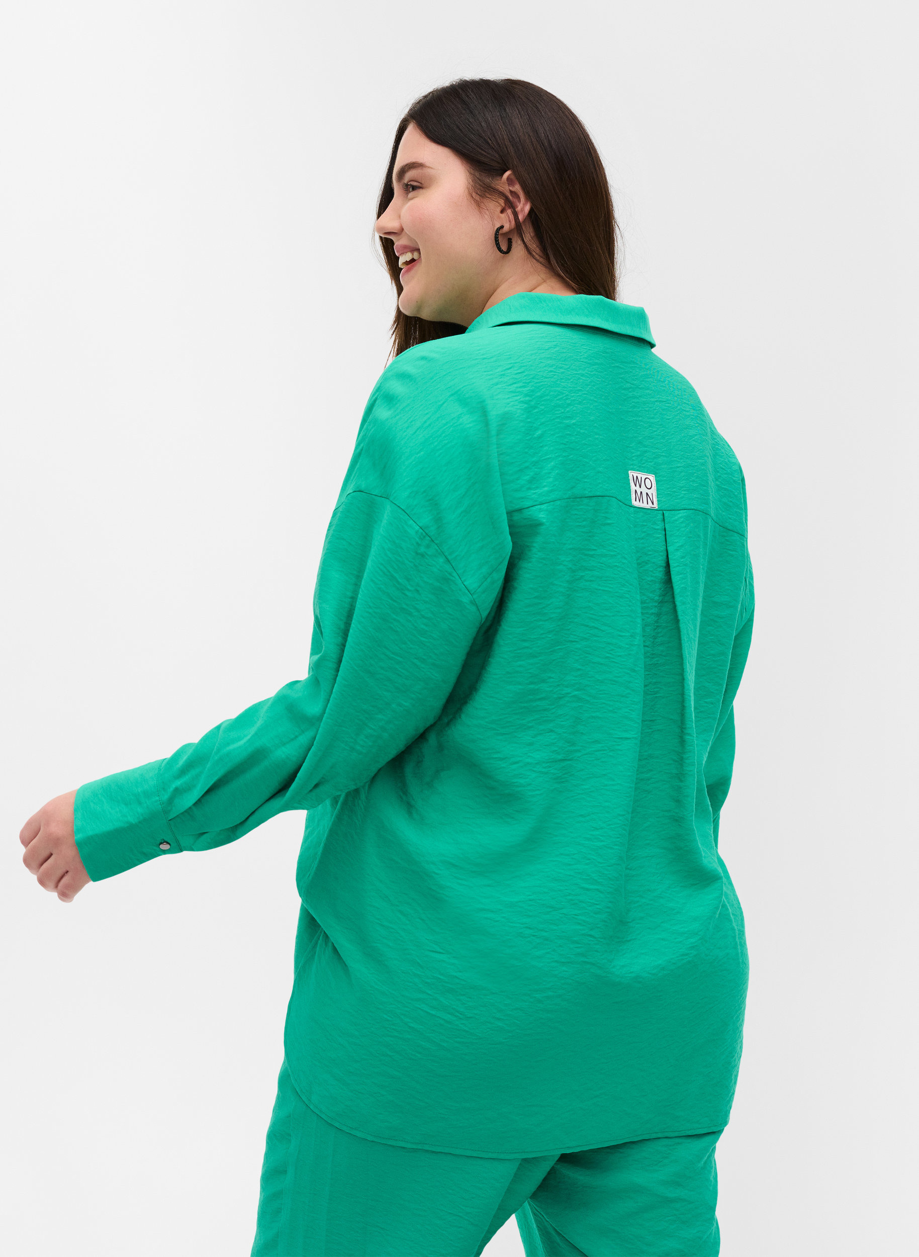 Hemdbluse aus Viskose mit langen Ärmeln, Mint, Model