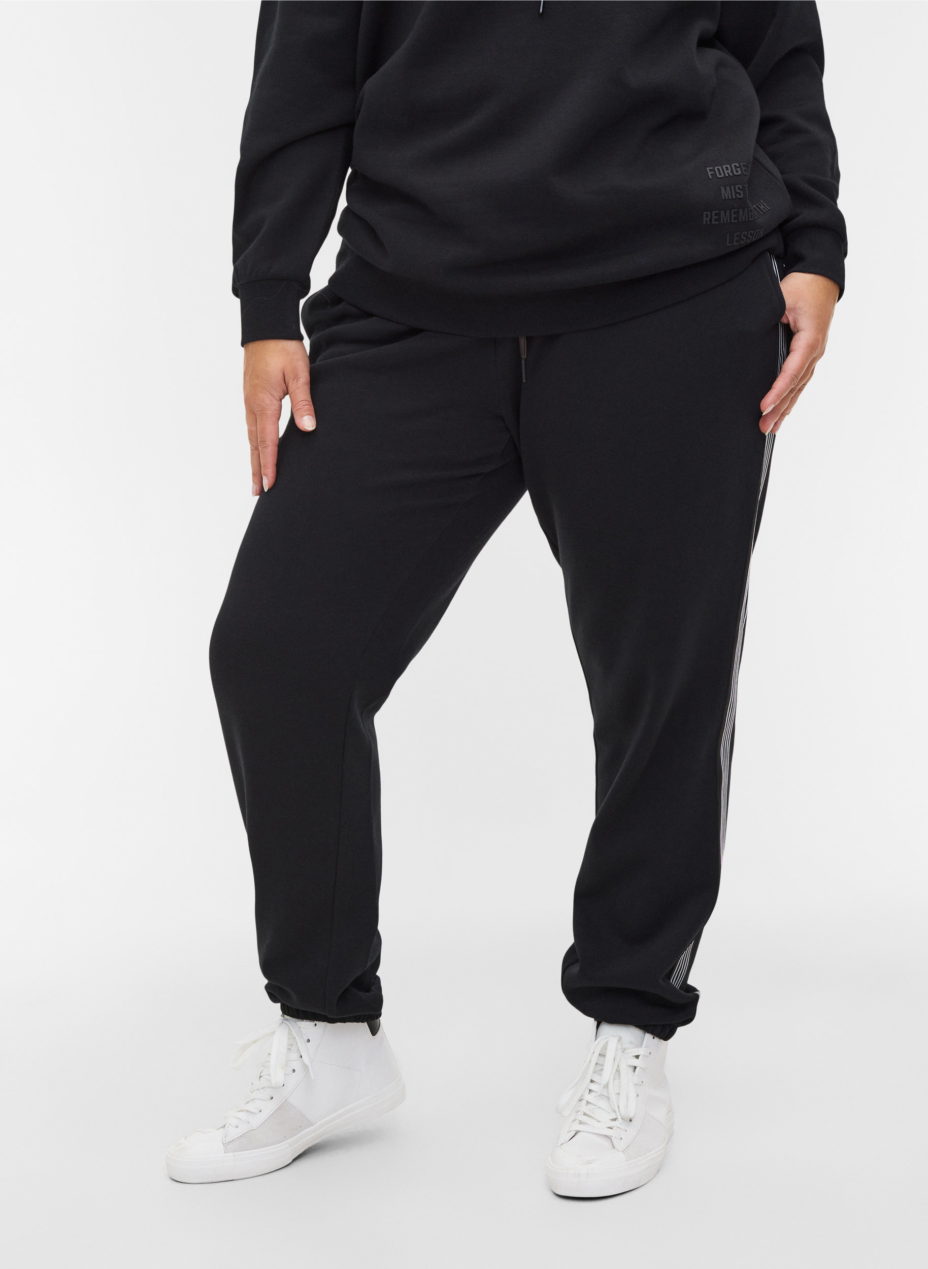 Sweatpants mit Schnüren und Taschen, Black, Model image number 2