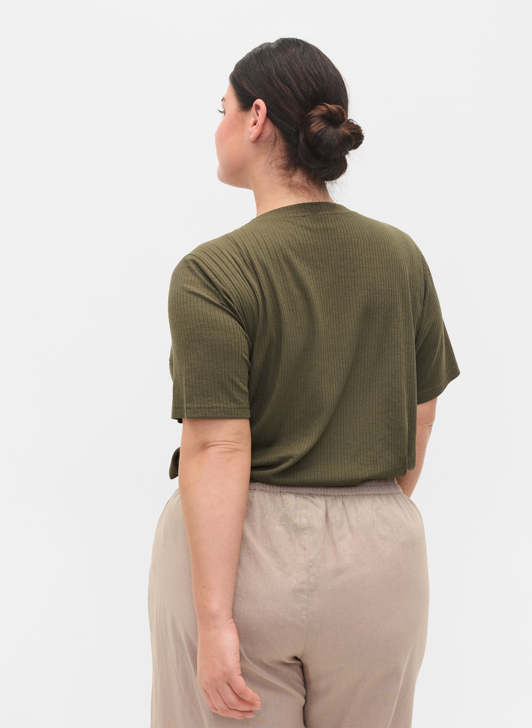 Kurzarm T-Shirt in Rippqualität, Dusty Olive, Model
