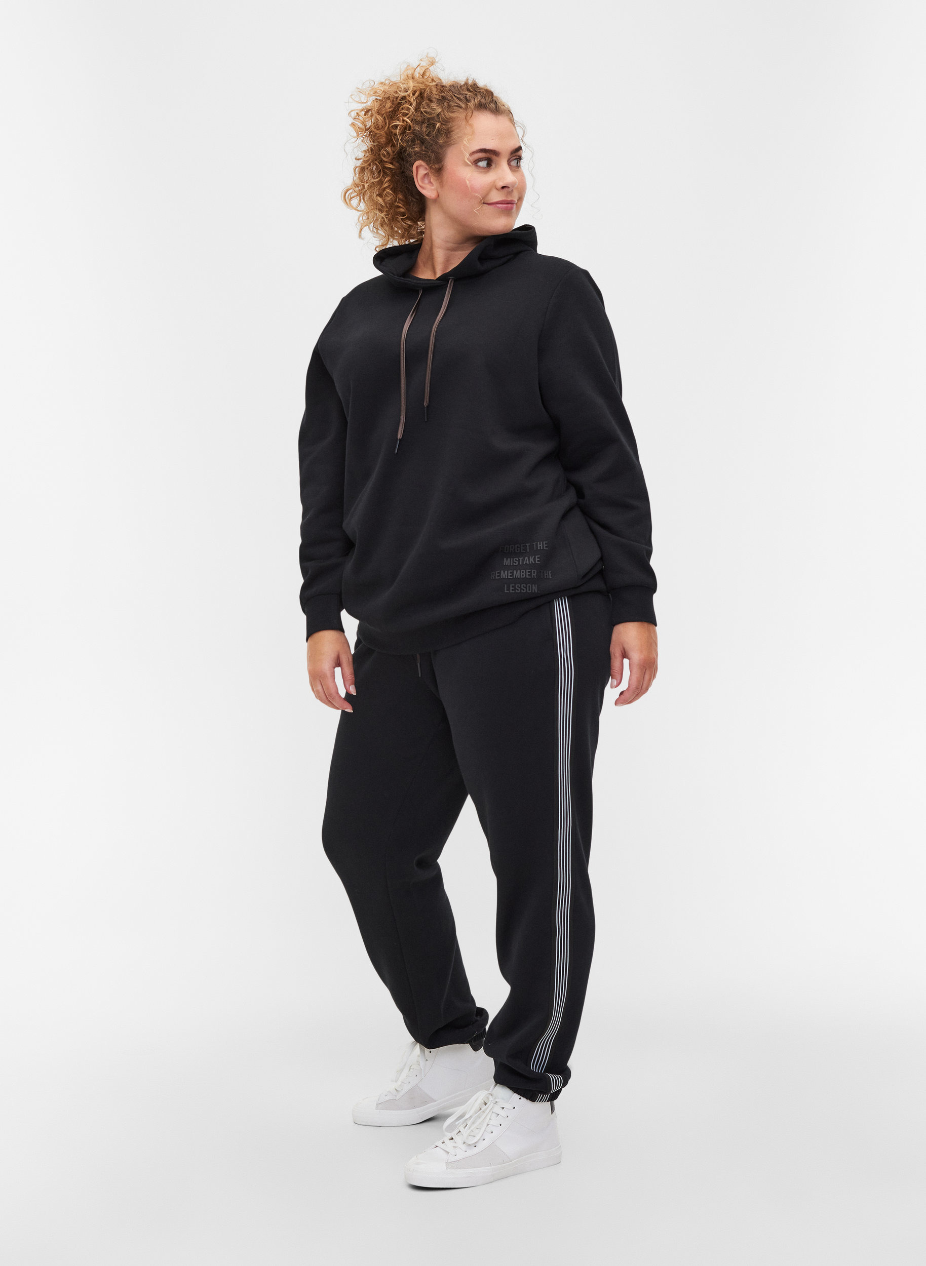 Sweatpants mit Schnüren und Taschen, Black, Model image number 0