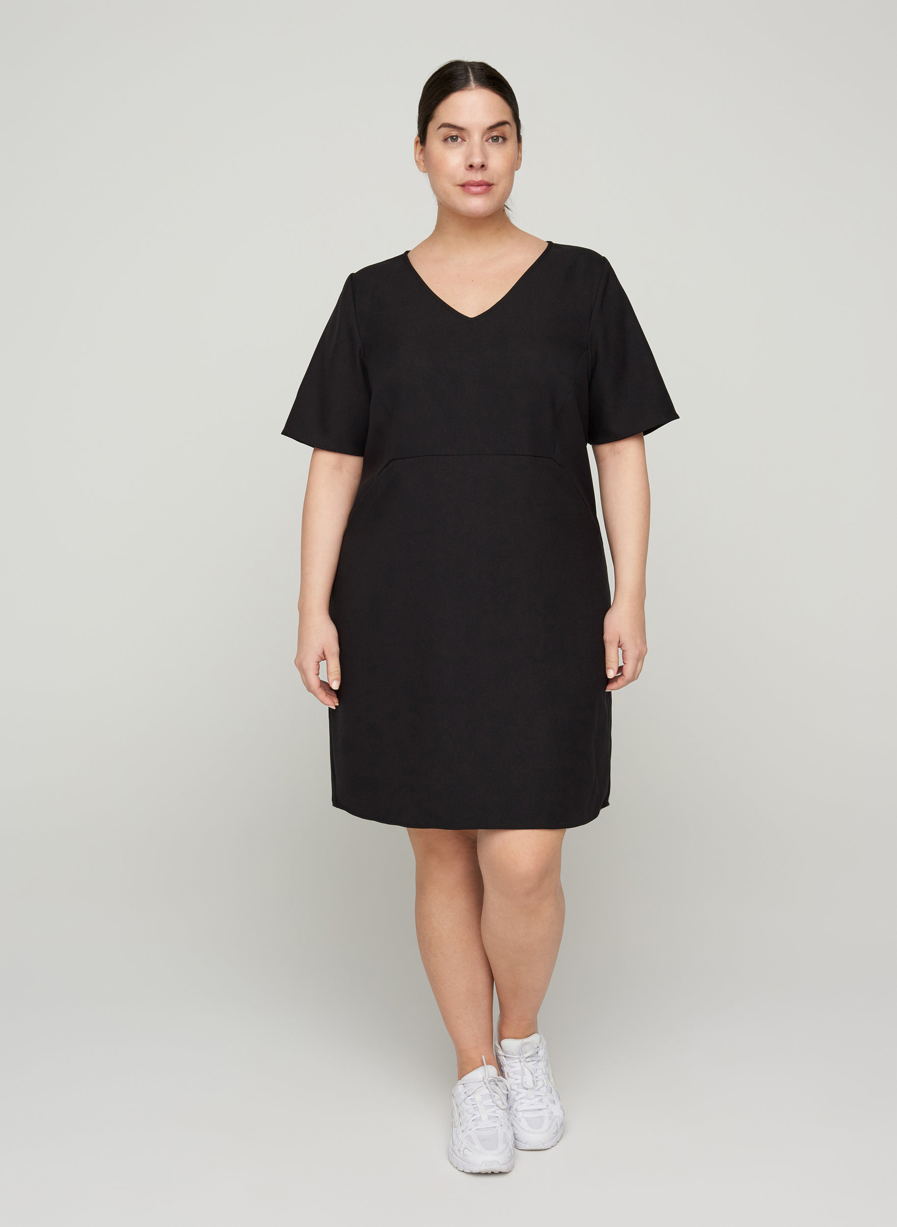 Einfarbiges Etui-Kleid mit V-Ausschnitt, Black, Model image number 2