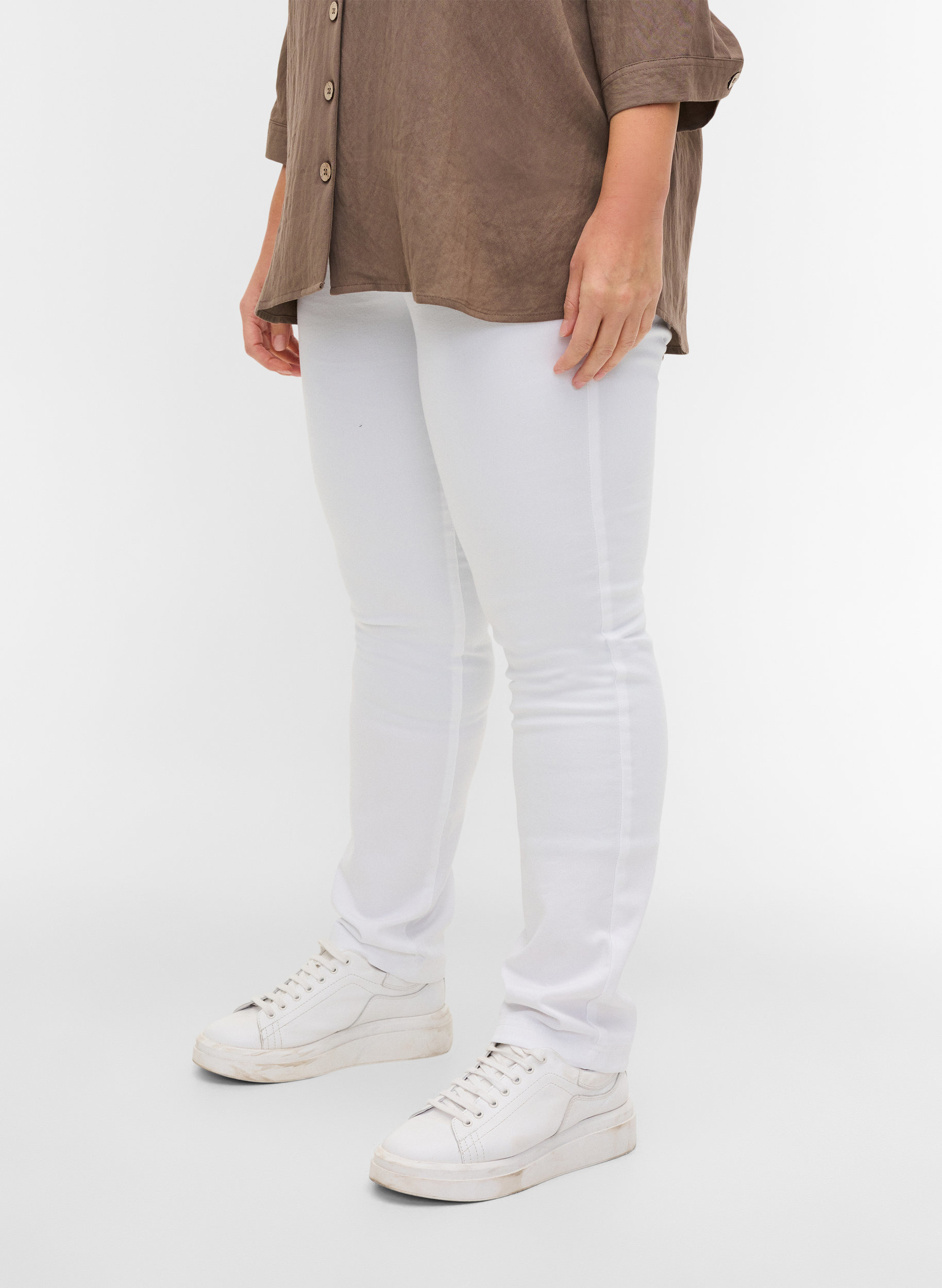Slim Fit Emily Jeans mit normaler Taille, Br. White, Model image number 2