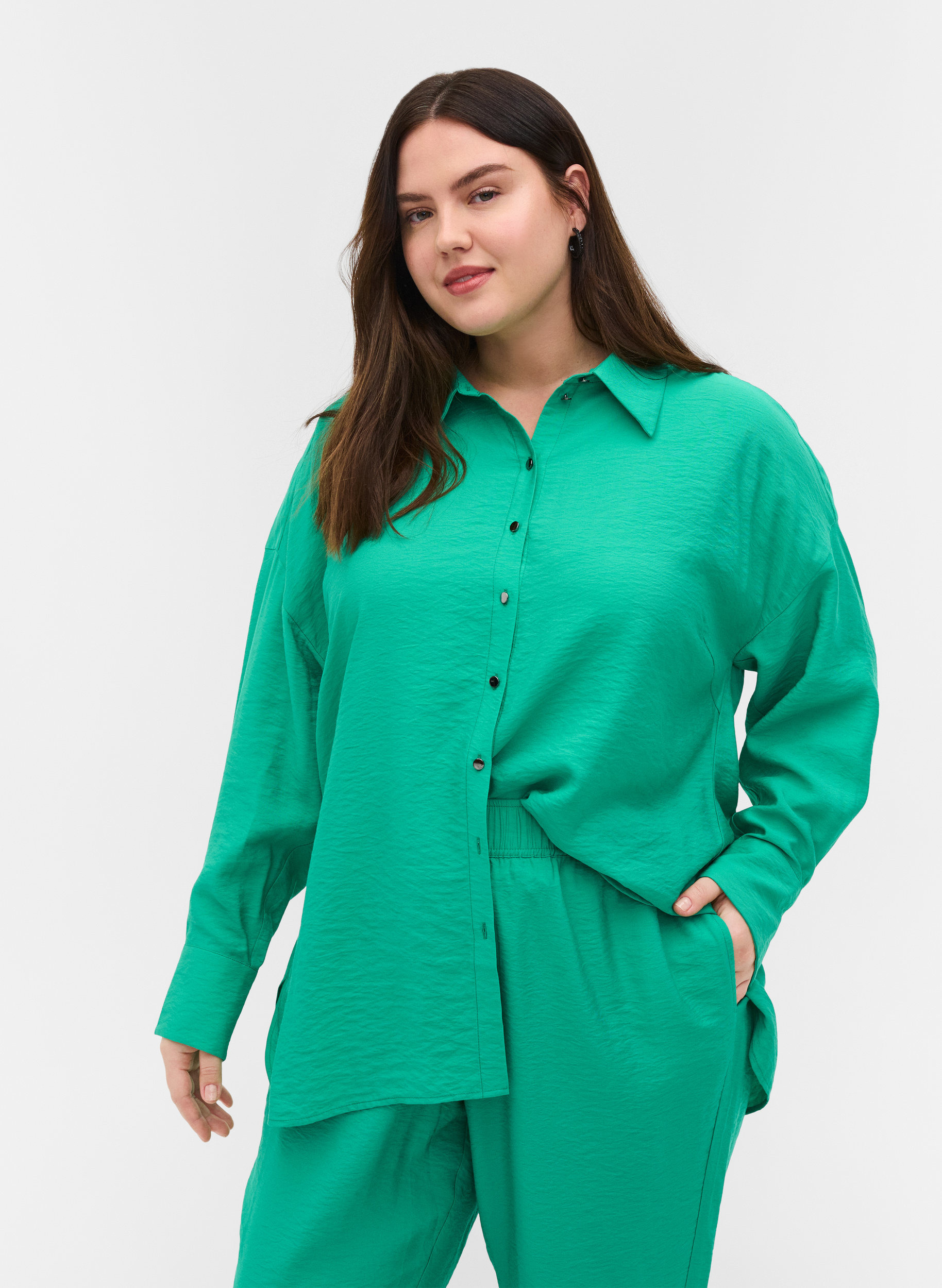 Hemdbluse aus Viskose mit langen Ärmeln, Mint, Model