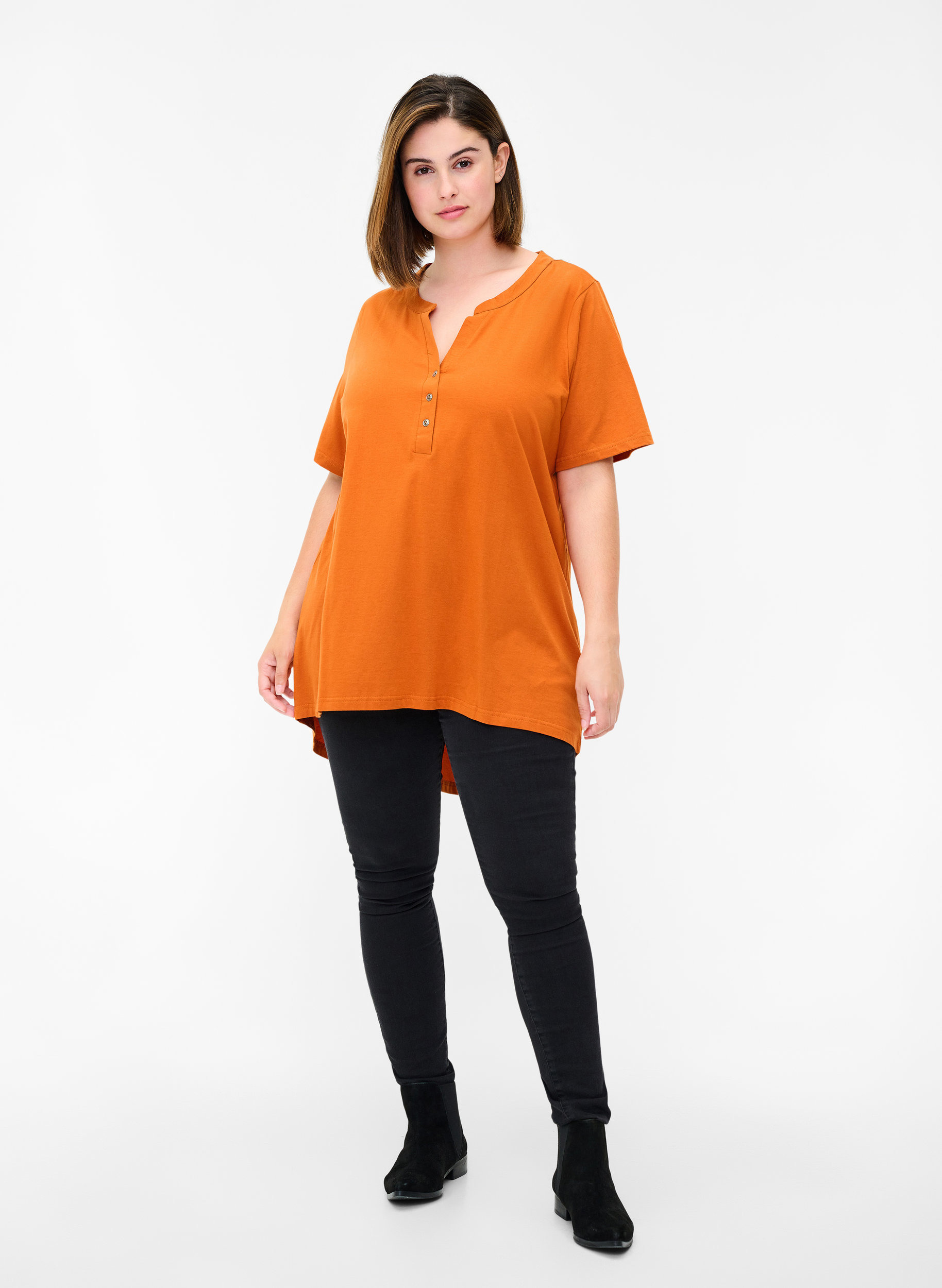 T-Shirt aus Baumwolle mit V-Ausschnitt und Knöpfen, Autumnal, Model image number 2