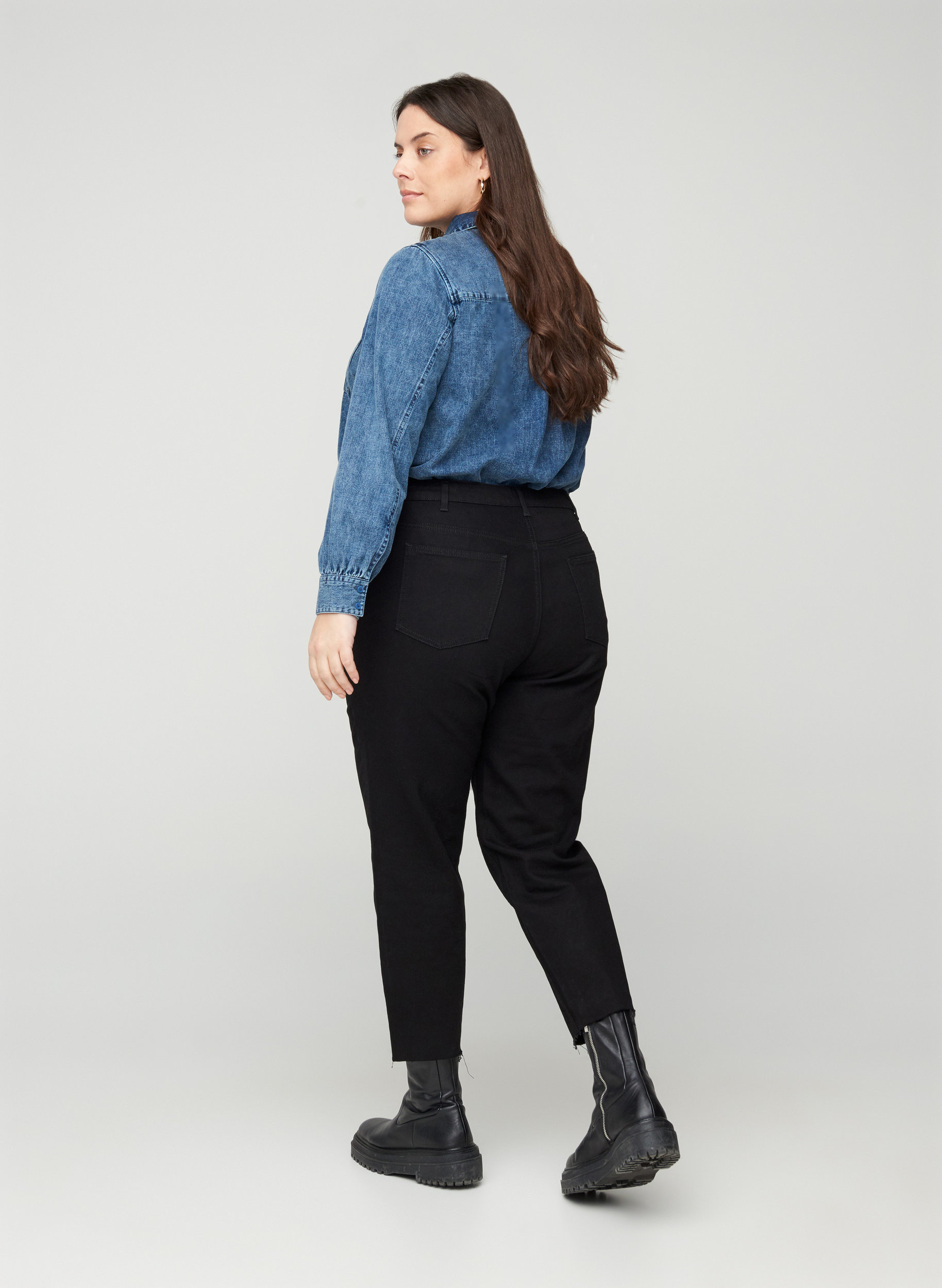 Cropped Mom Fit Mille Jeans mit lockerer Passform, Black, Model