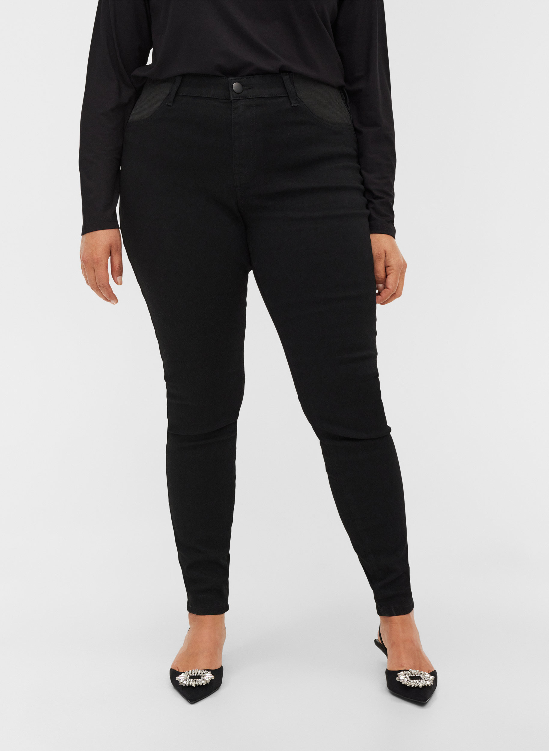 Super slim Amy Jeans mit Gummizug in der Taille, Black, Model image number 2