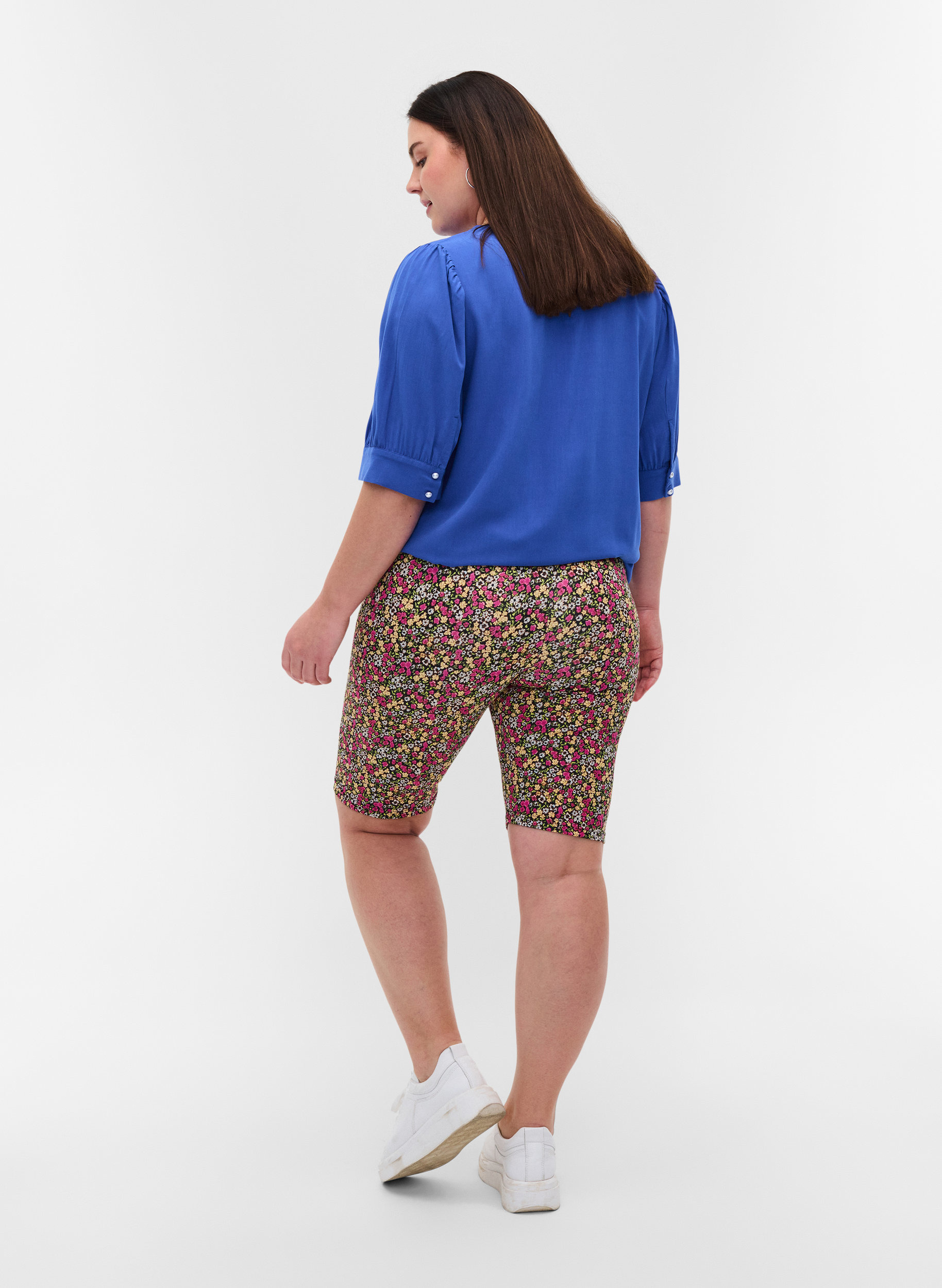 Fahrradshorts mit Blumenprint, Dusty Flower AOP, Model