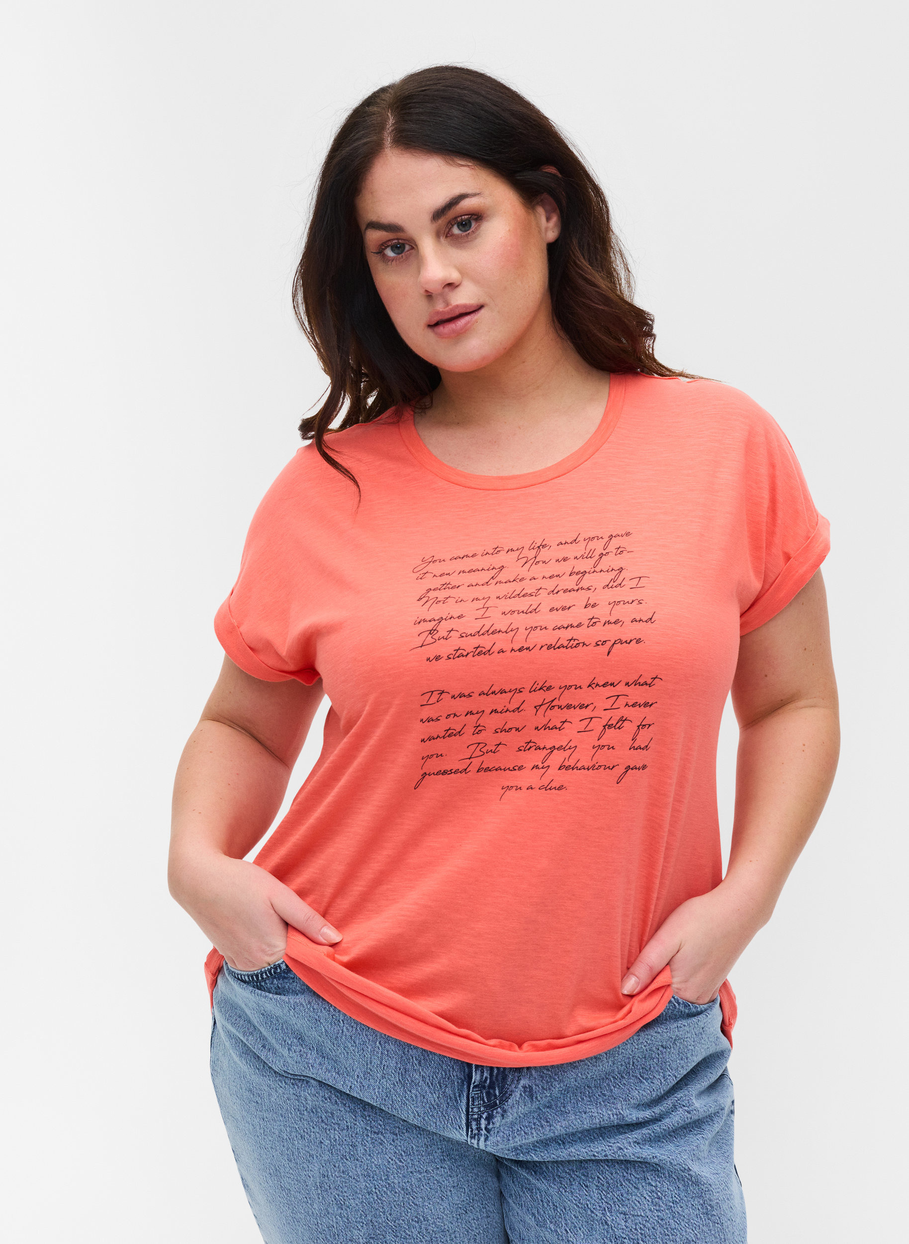 T-Shirt mit Aufdruck in Bio-Baumwolle, Living Coral Text, Model image number 0