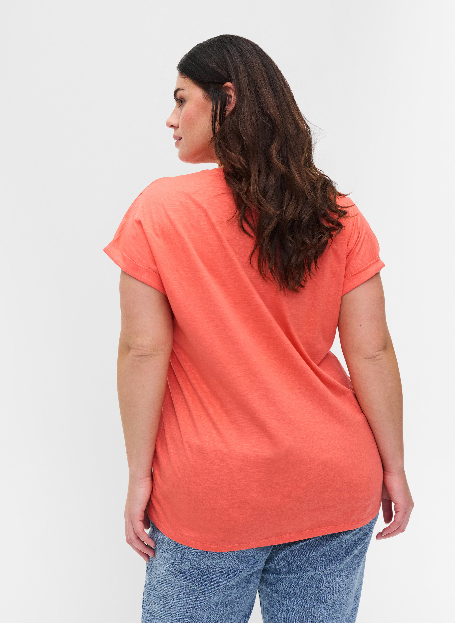 T-Shirt mit Aufdruck in Bio-Baumwolle, Living Coral Text, Model image number 1