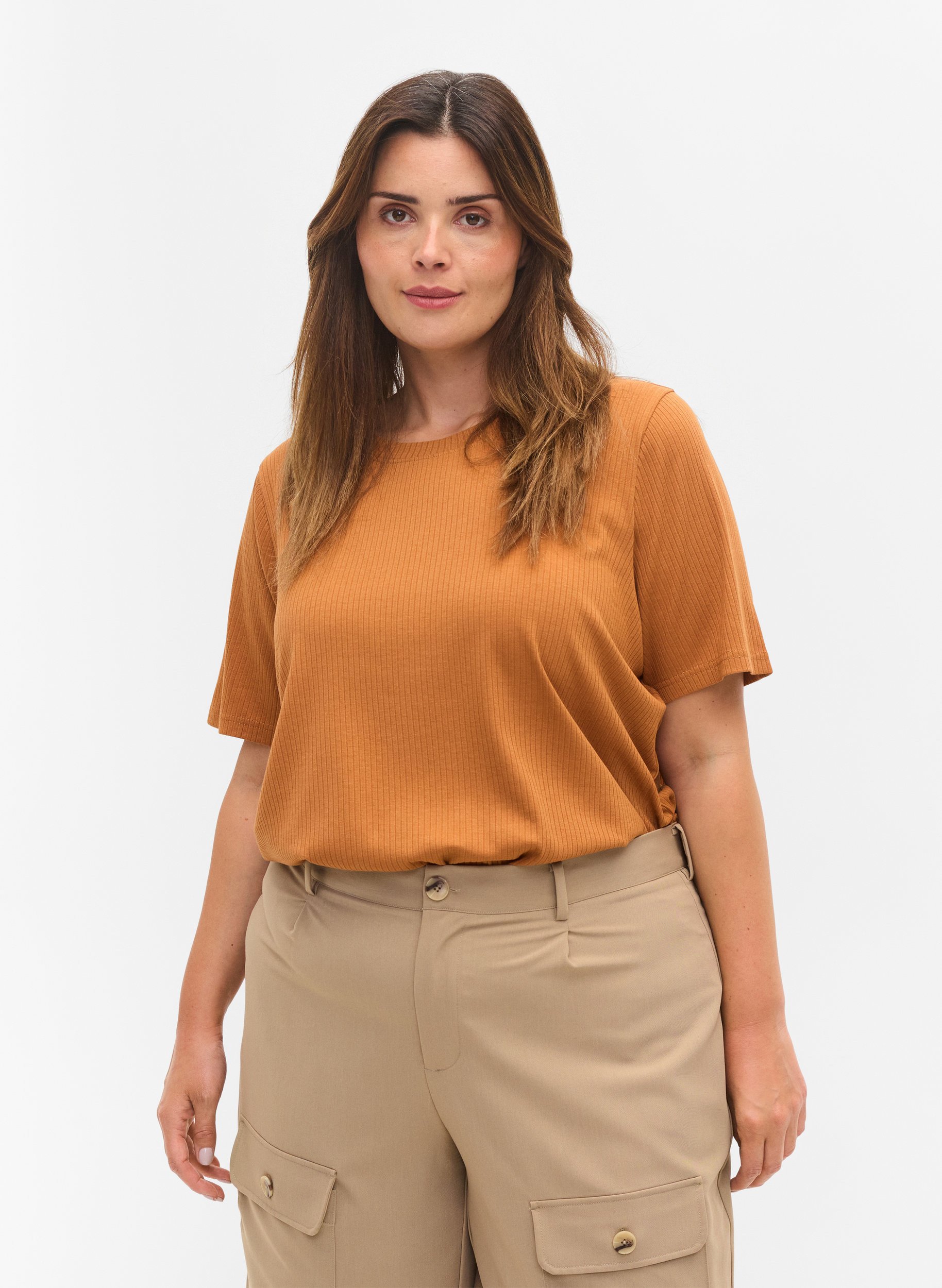 Kurzarm T-Shirt in Rippqualität, Pecan Brown, Model