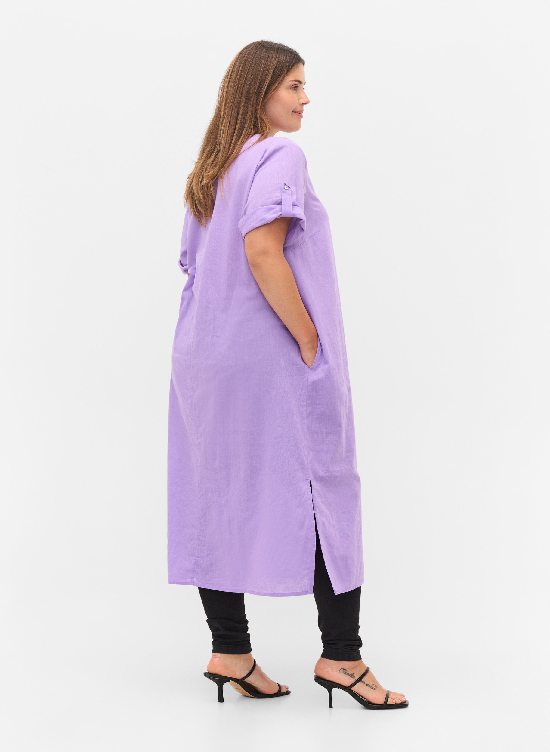 Langes kurzärmeliges Hemdkleid, Bougainvillea, Model
