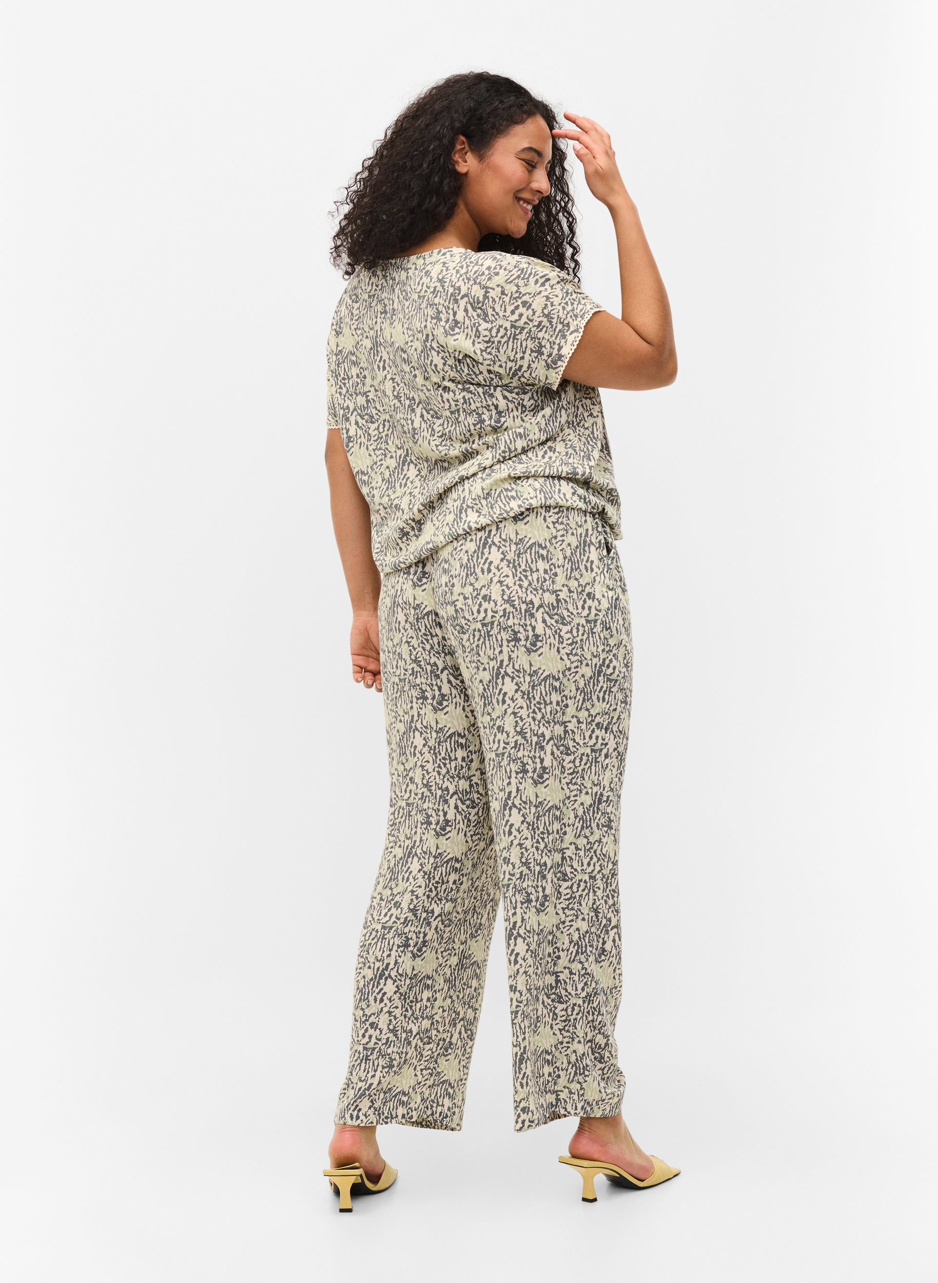 Lockere Viskosehose mit Print, Balsam Green AOP, Model