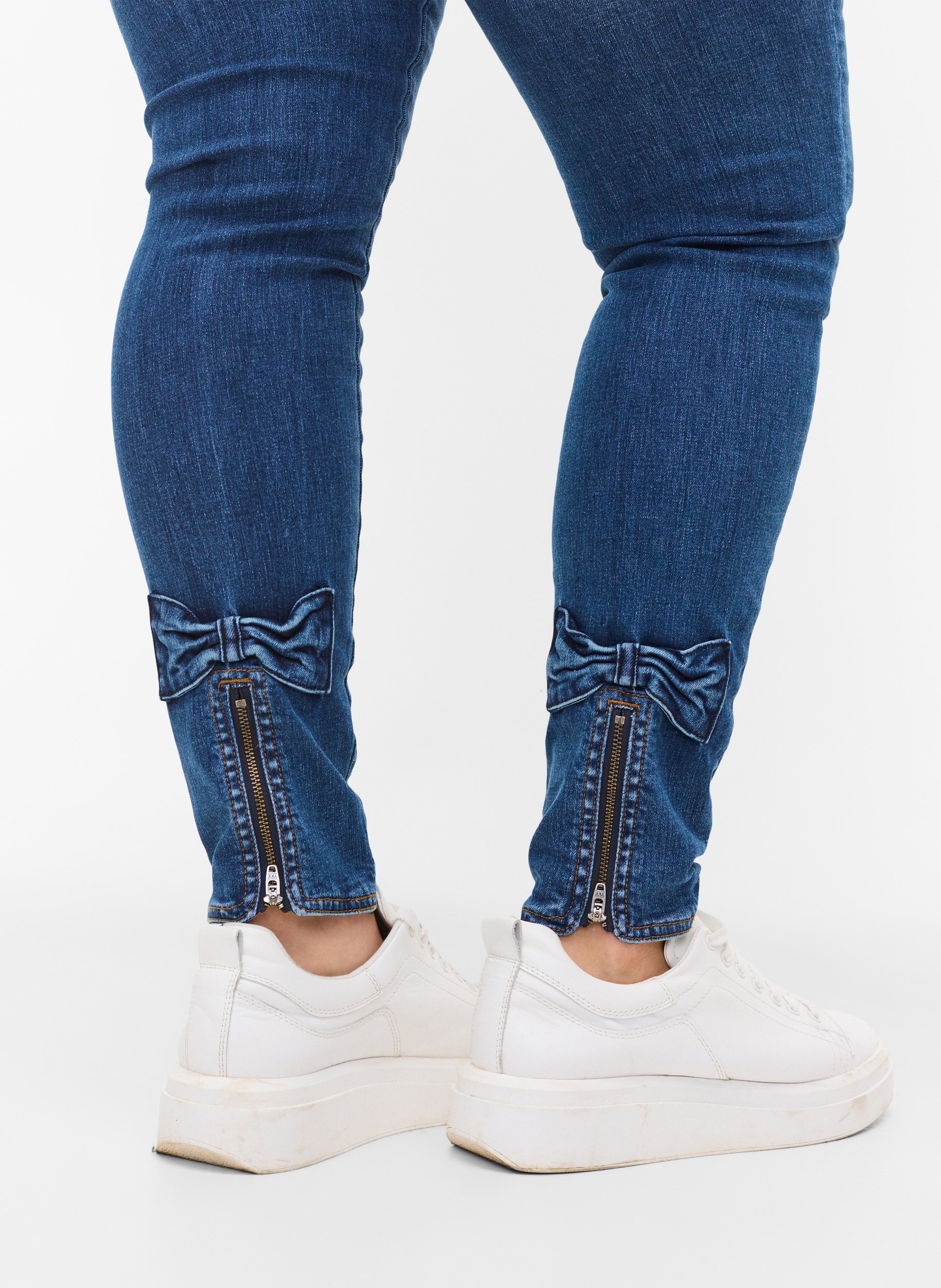 Super Slim Amy Jeans mit Schleife und Reißverschluss, Dark blue, Model image number 2