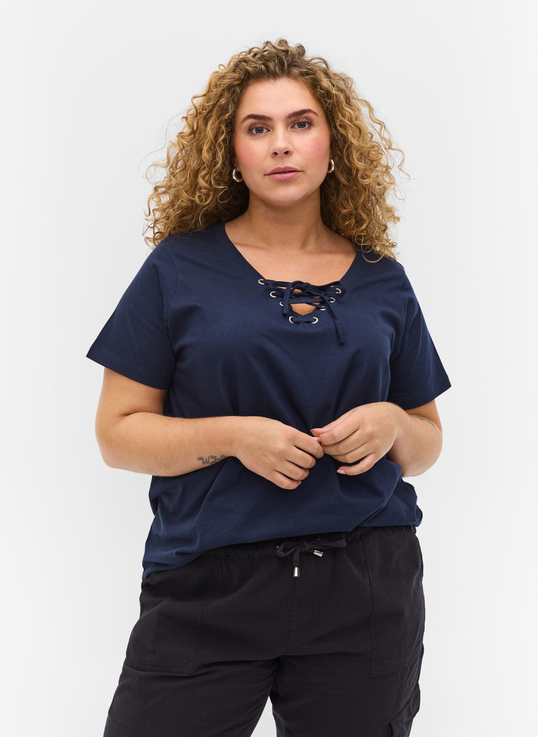 T-Shirt aus Bio-Baumwolle mit Schnurdetails, Navy Blazer, Model image number 0