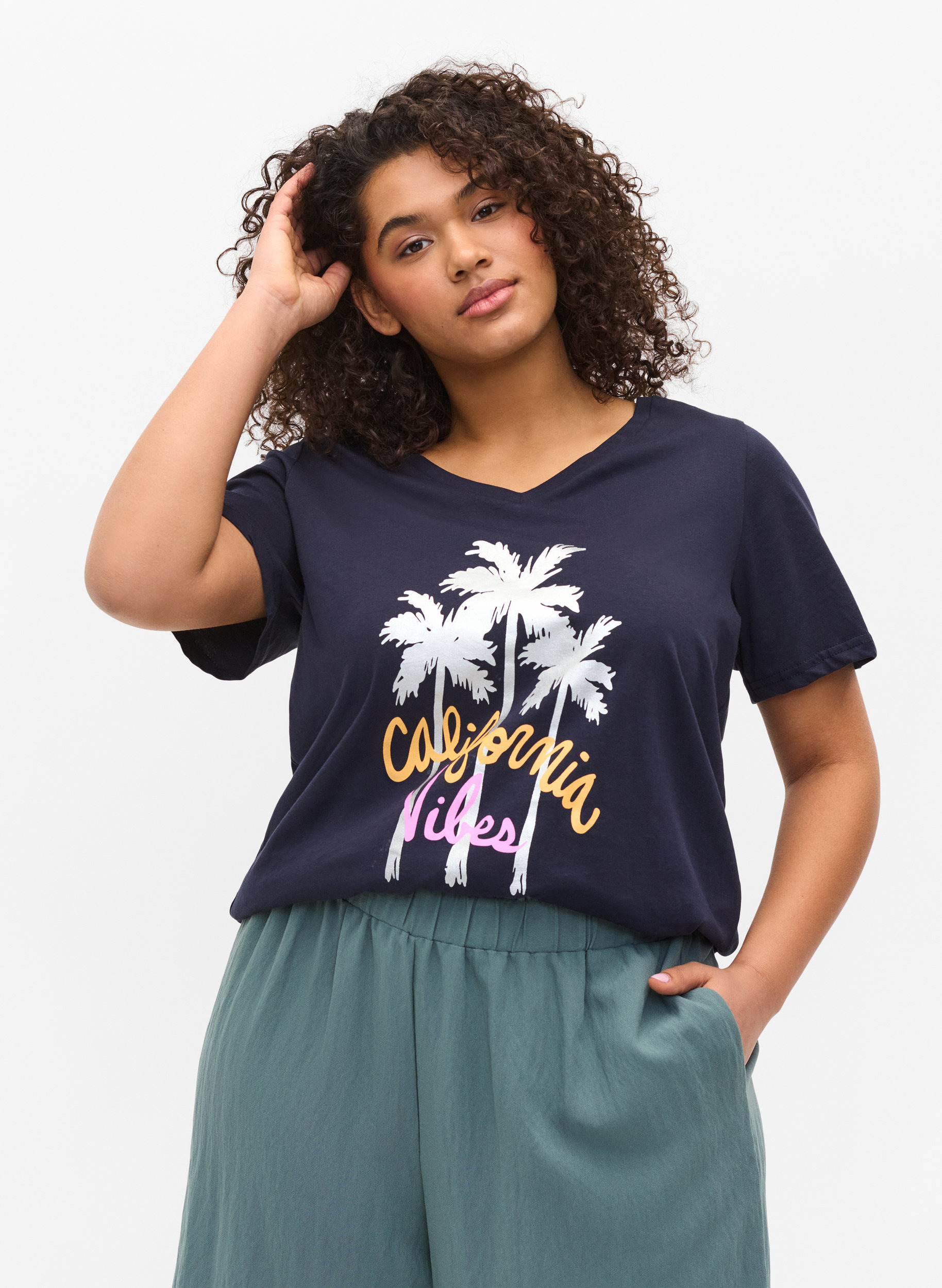 T-Shirt aus Baumwolle mit V-Ausschnitt, Night Sky California, Model image number 0