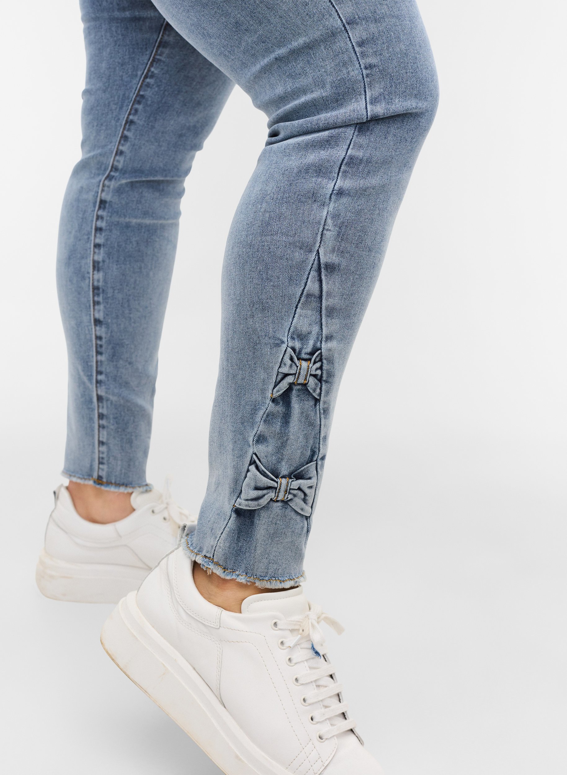 Cropped Amy Jeans mit Schleifen, Light blue, Model image number 2