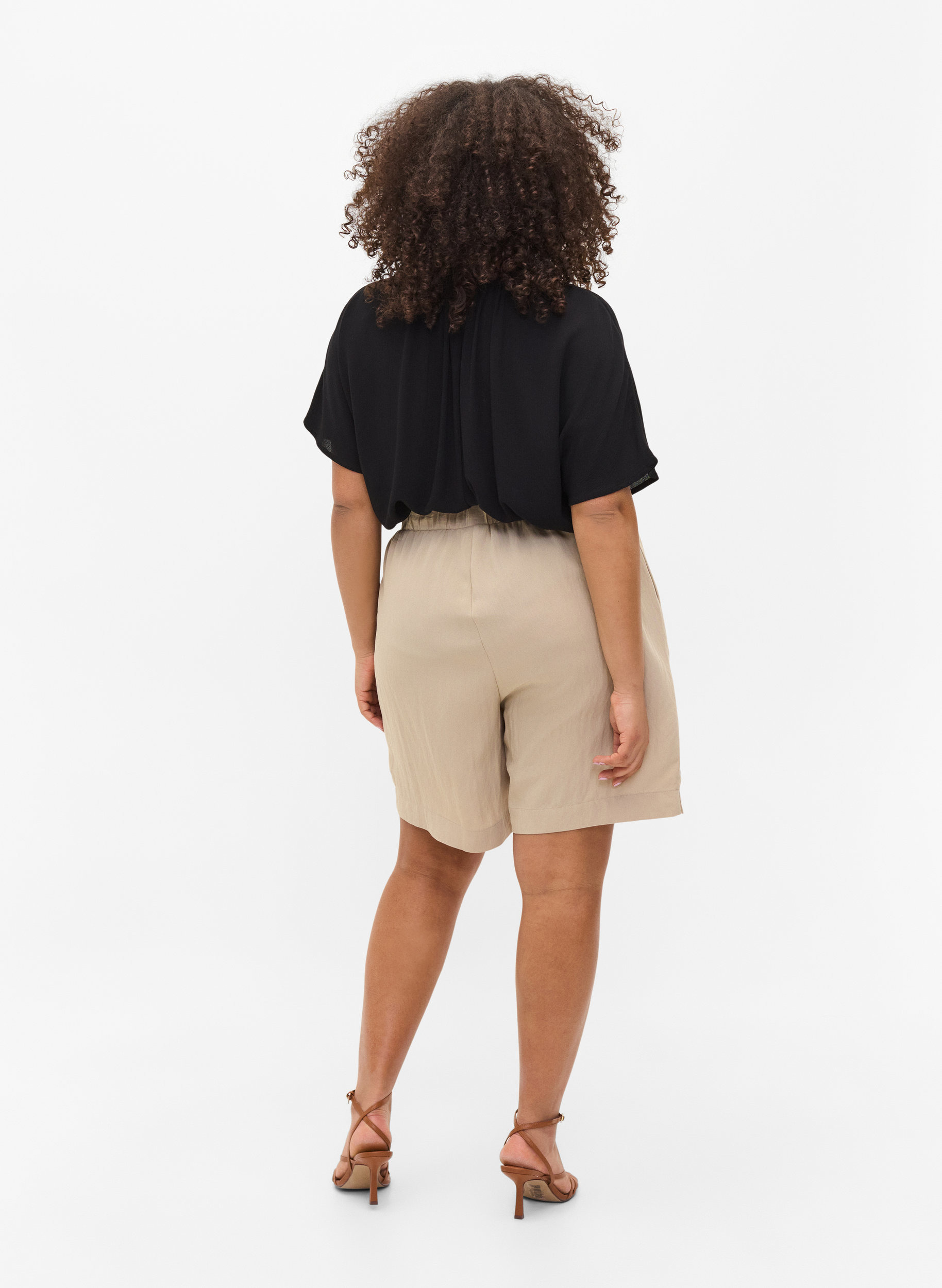 Viskoseshorts mit lockerer Passform, Oxford Tan, Model