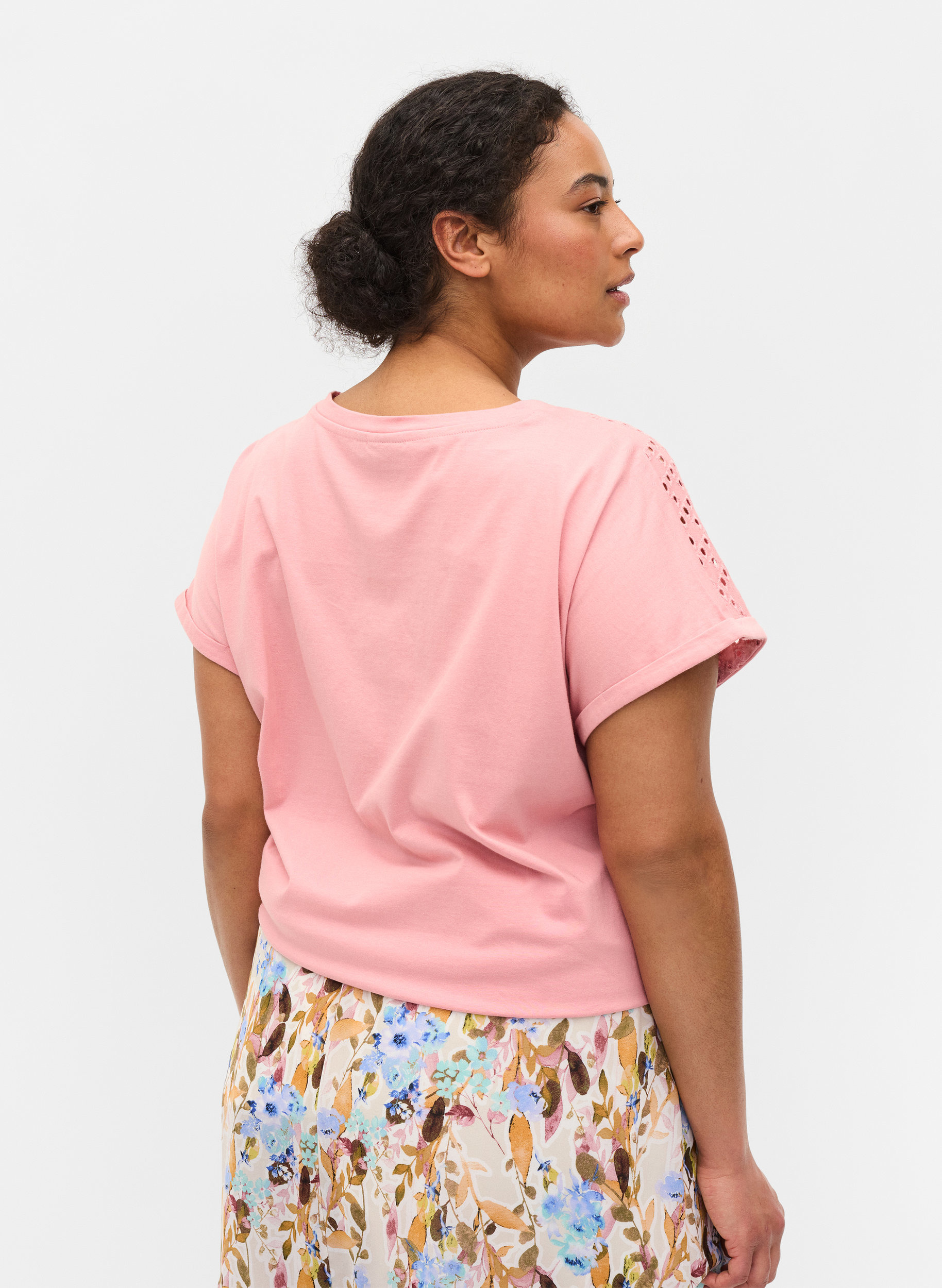 T-Shirt aus Baumwolle mit Lochstickerei , Blush, Model image number 1