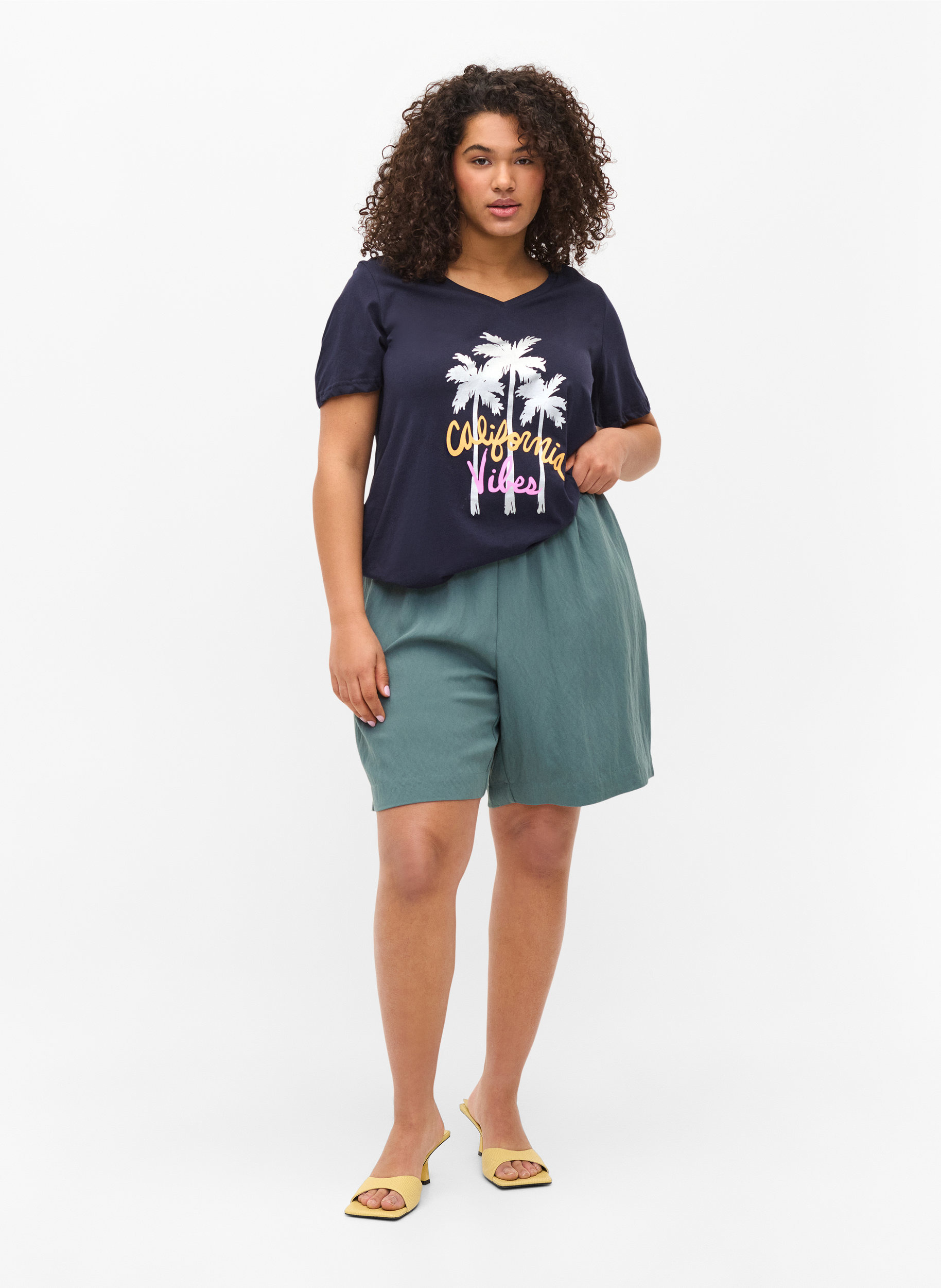 T-Shirt aus Baumwolle mit V-Ausschnitt, Night Sky California, Model image number 2
