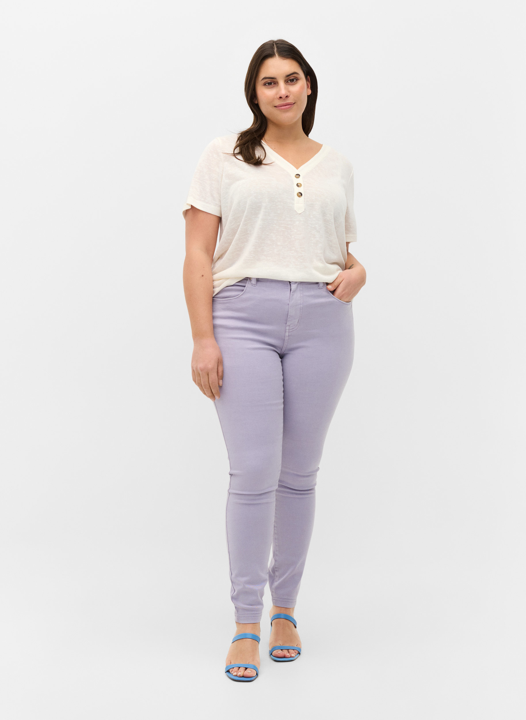 Super Slim Amy Jeans mit hoher Taille, Lavender, Model
