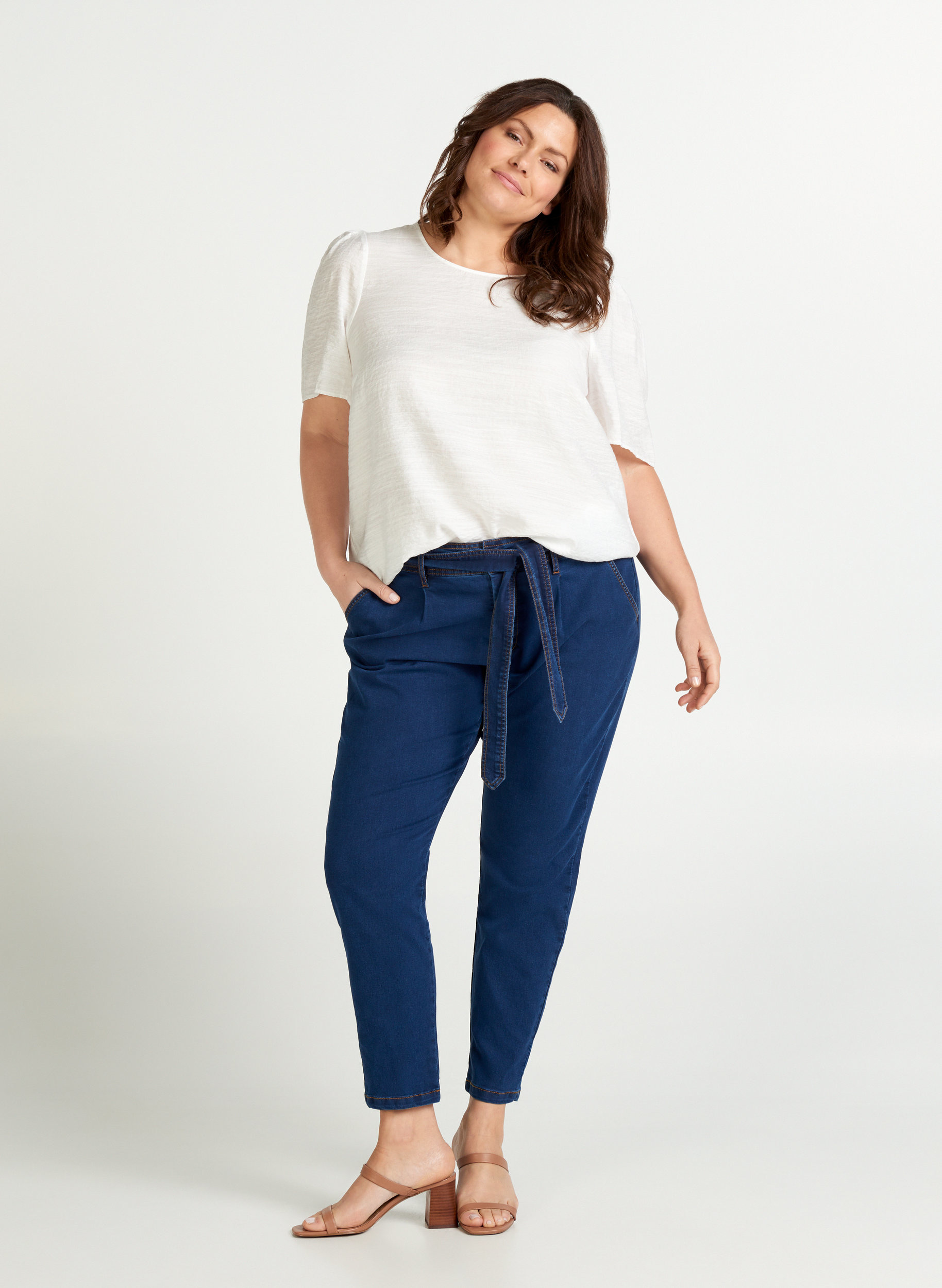 Cropped Jeans mit Gürtel, Blue denim, Model image number 0