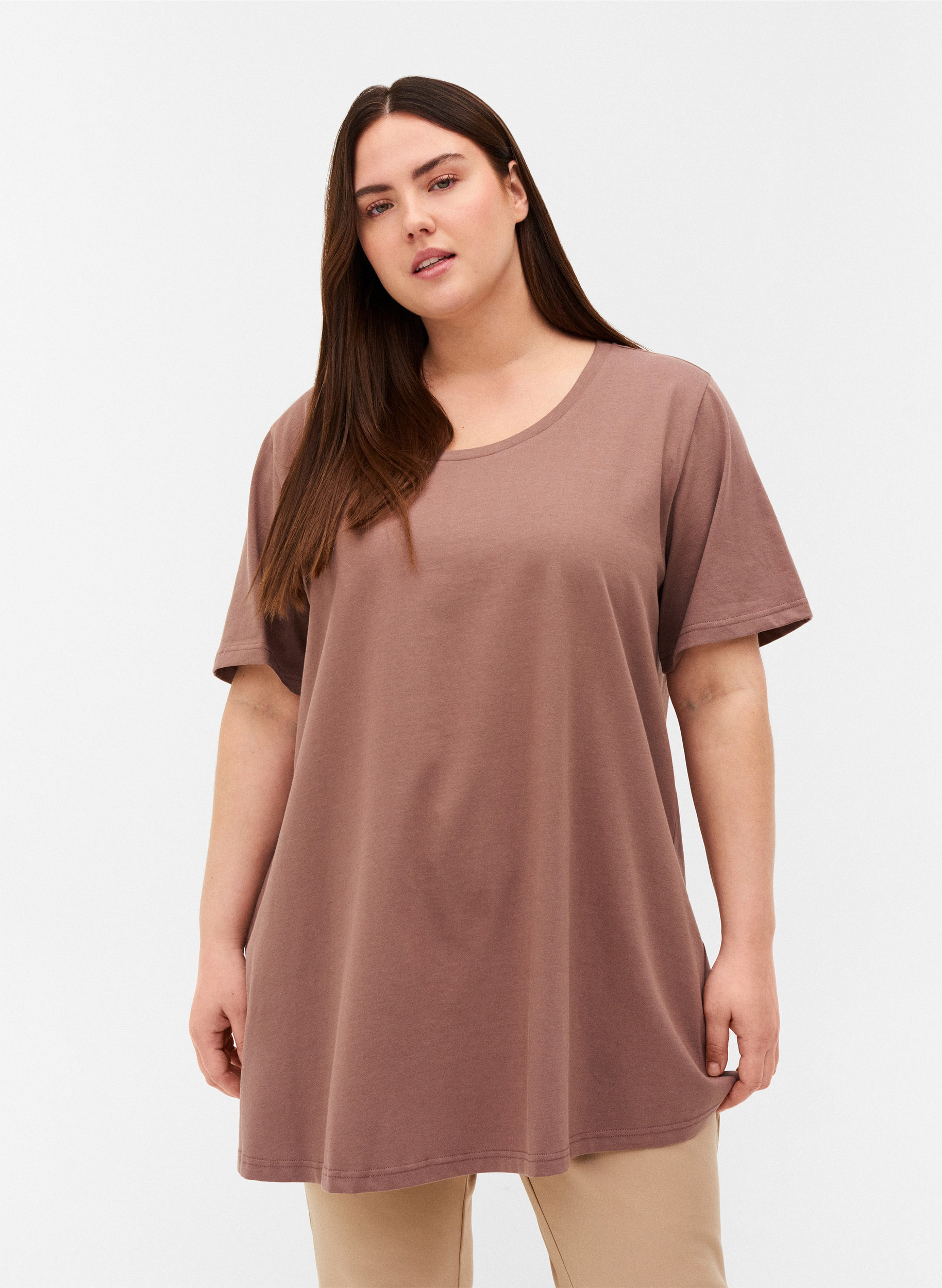 Langes kurzarm T-Shirt aus Baumwolle, Deep Taupe, Model