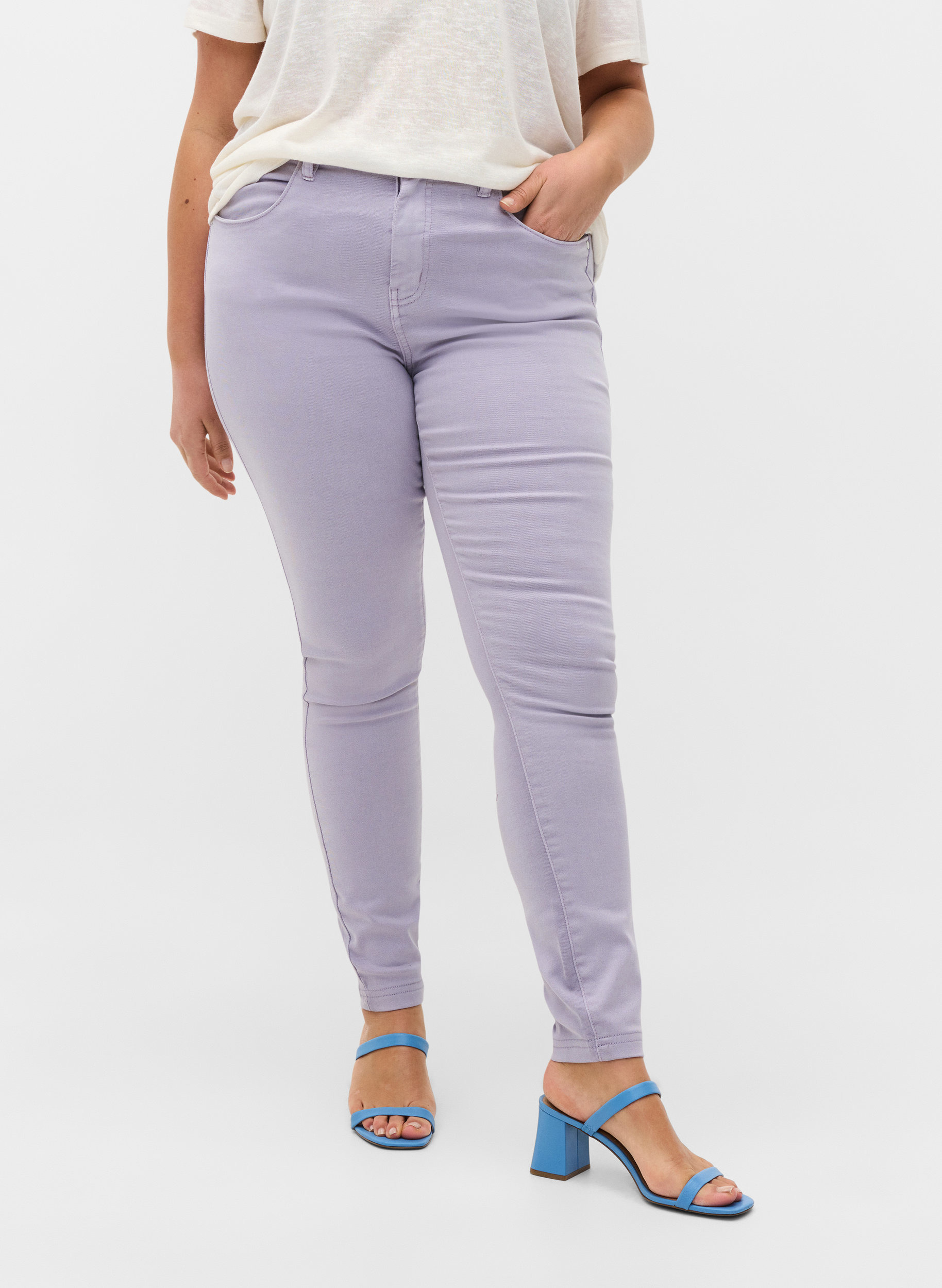 Super Slim Amy Jeans mit hoher Taille, Lavender, Model image number 2