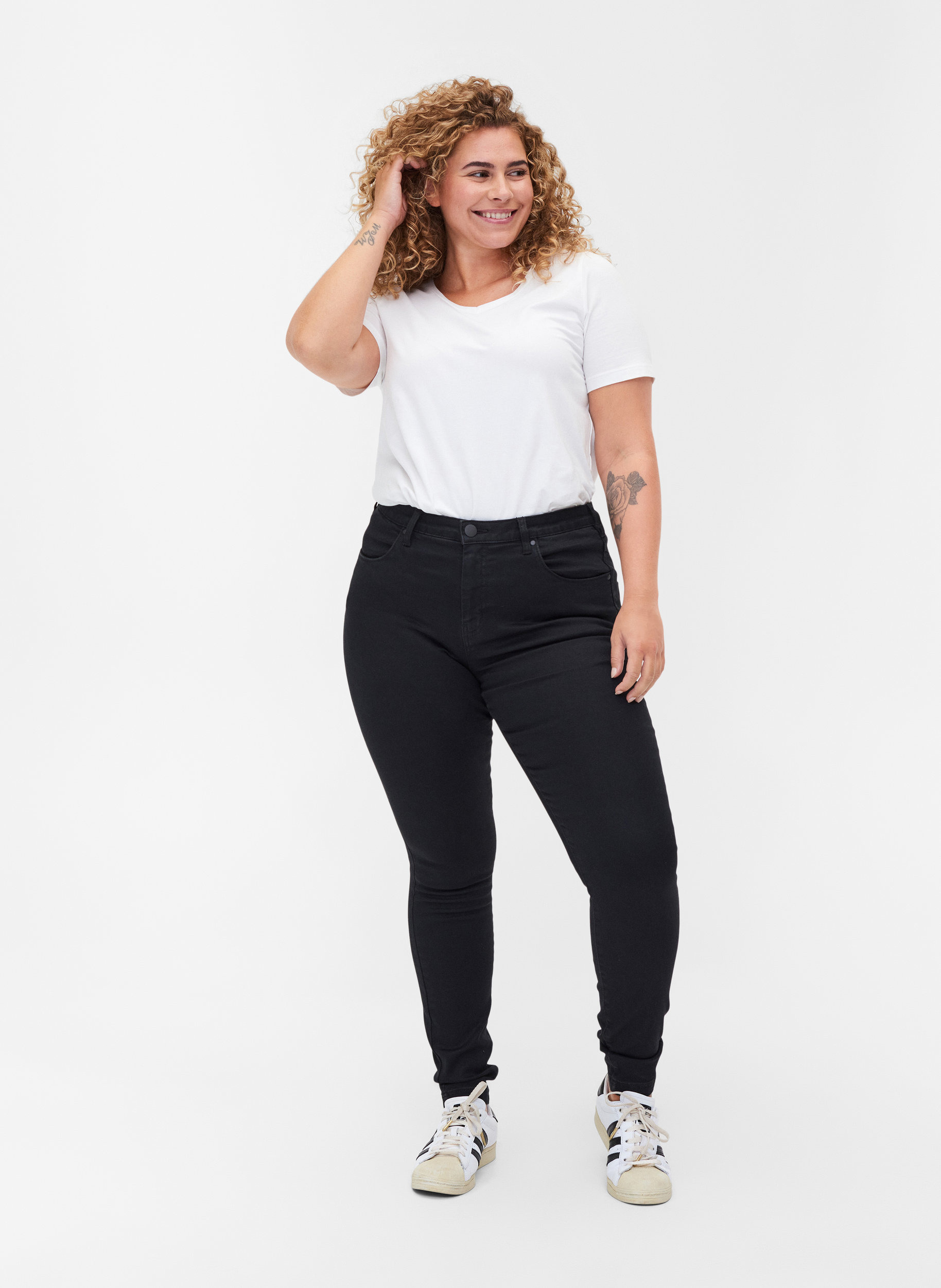 Super Slim Amy Jeans mit hoher Taille, Black, Model