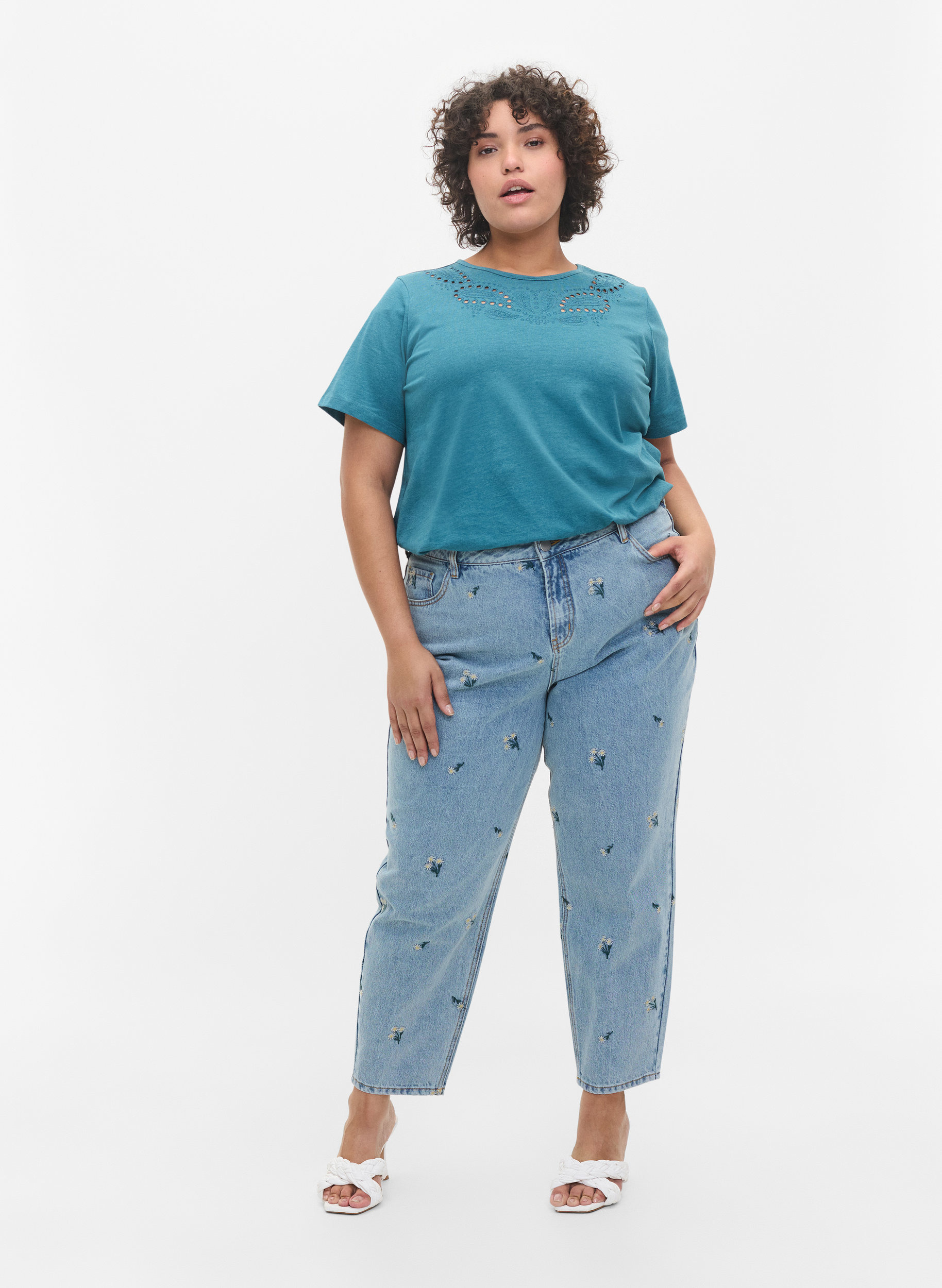 Mille Mom Fit Jeans mit Blumenstickerei, Blue w. Small Flower, Model