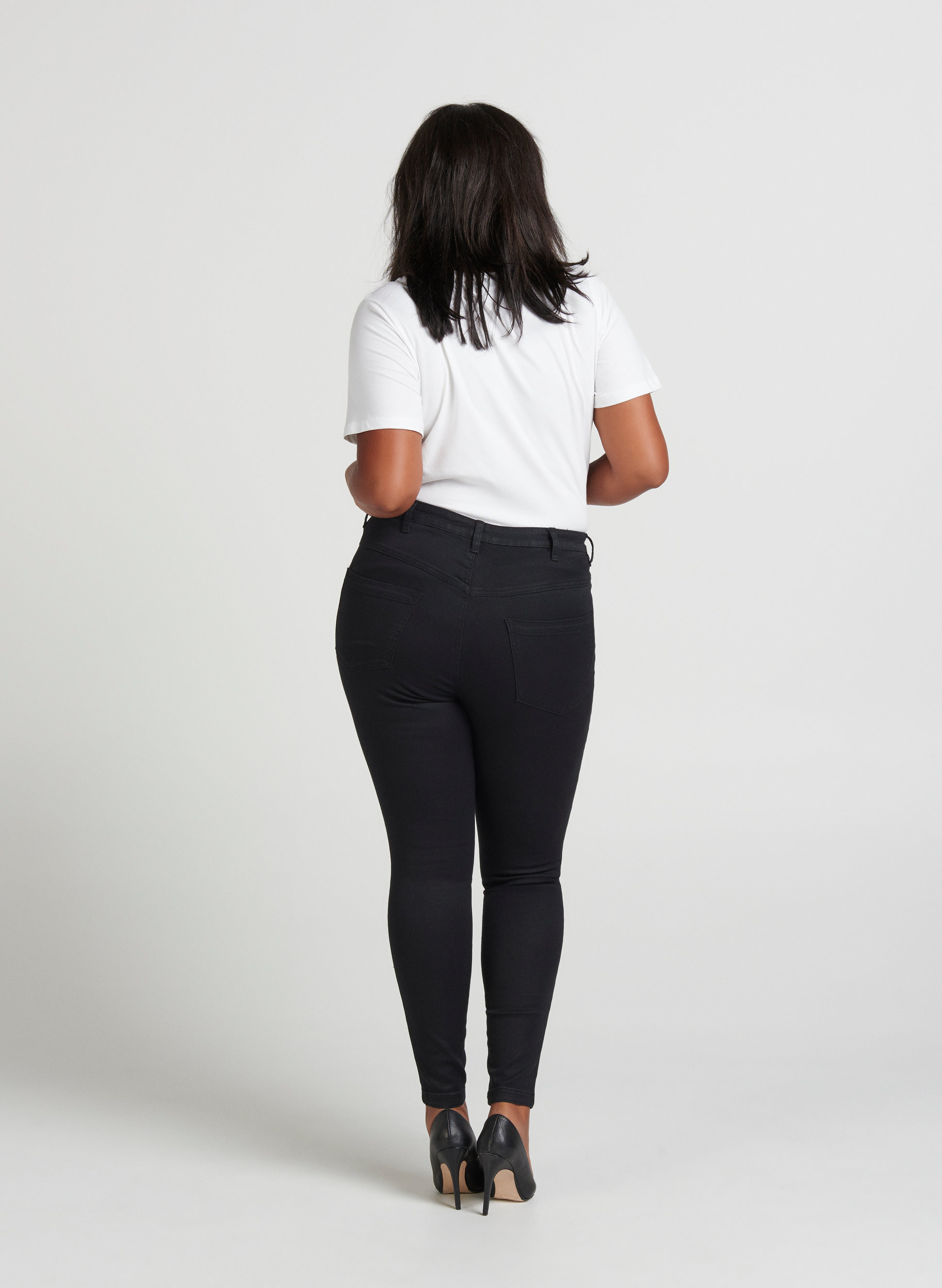 Super Slim Amy Jeans mit hoher Taille, Black, Model
