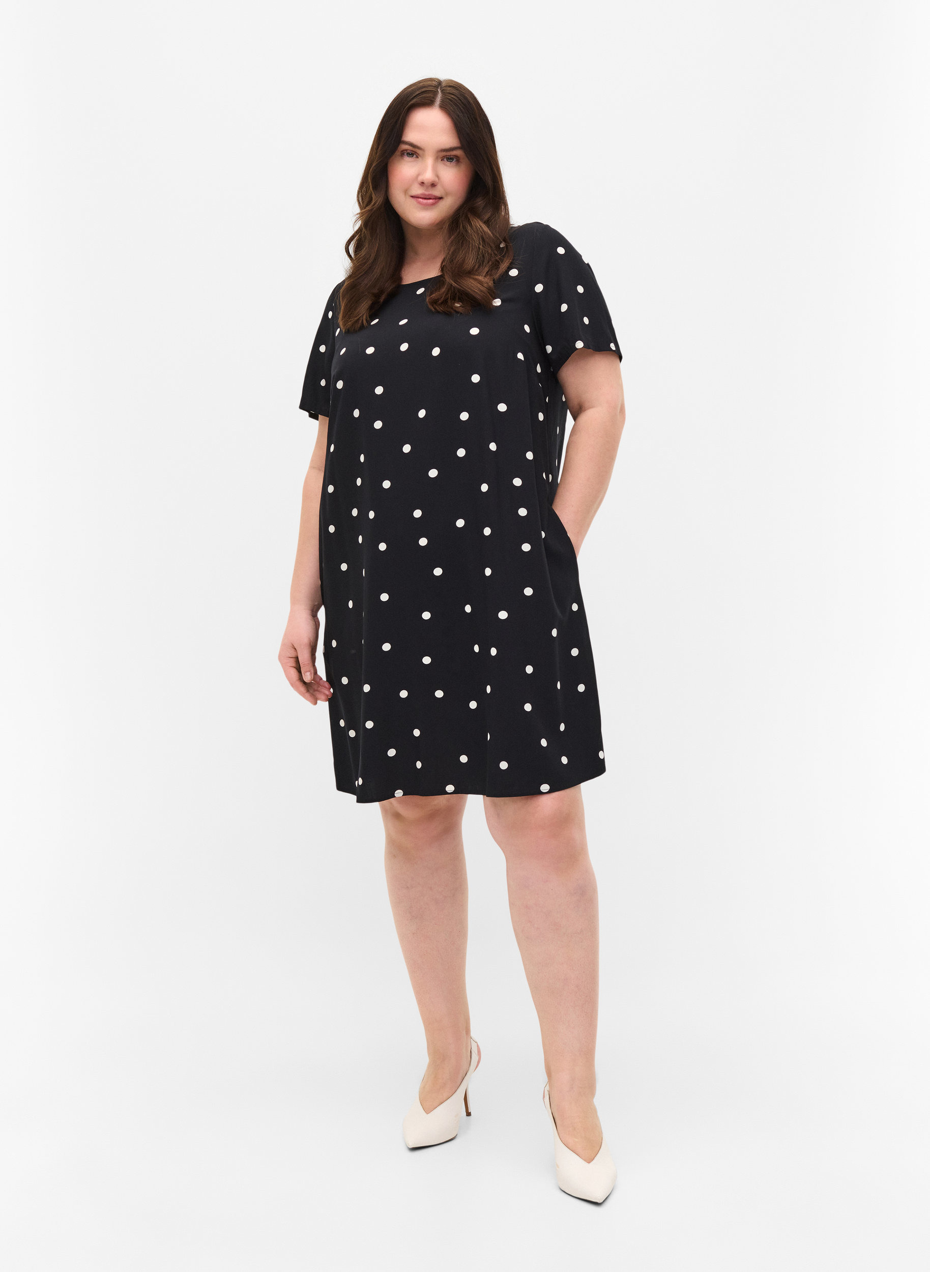 Geblümtes Kurzarm Kleid aus Viskose, Black Dot, Model image number 2