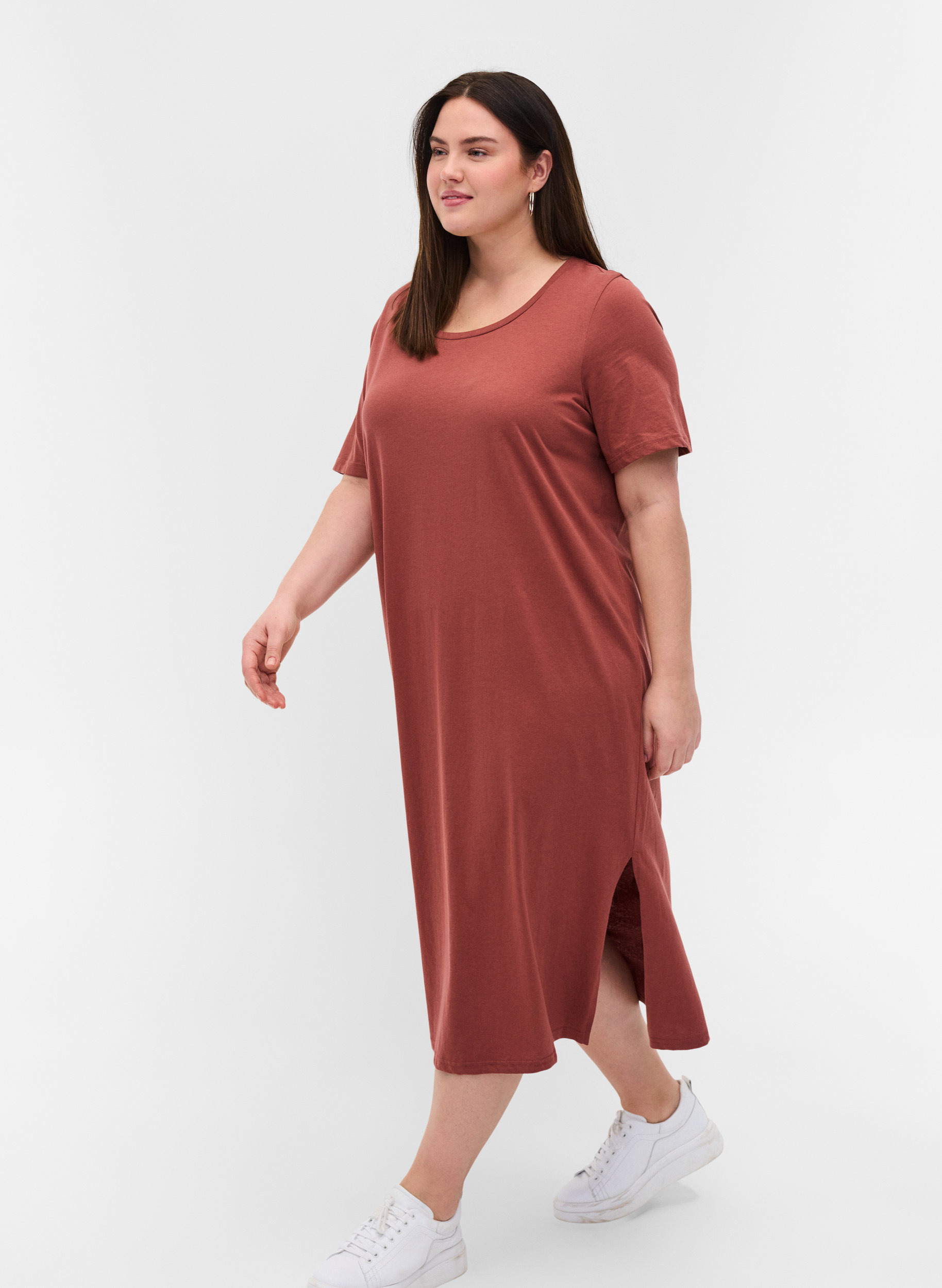 T-Shirt-Kleid aus Baumwolle mit Schlitz, Mahogany, Model