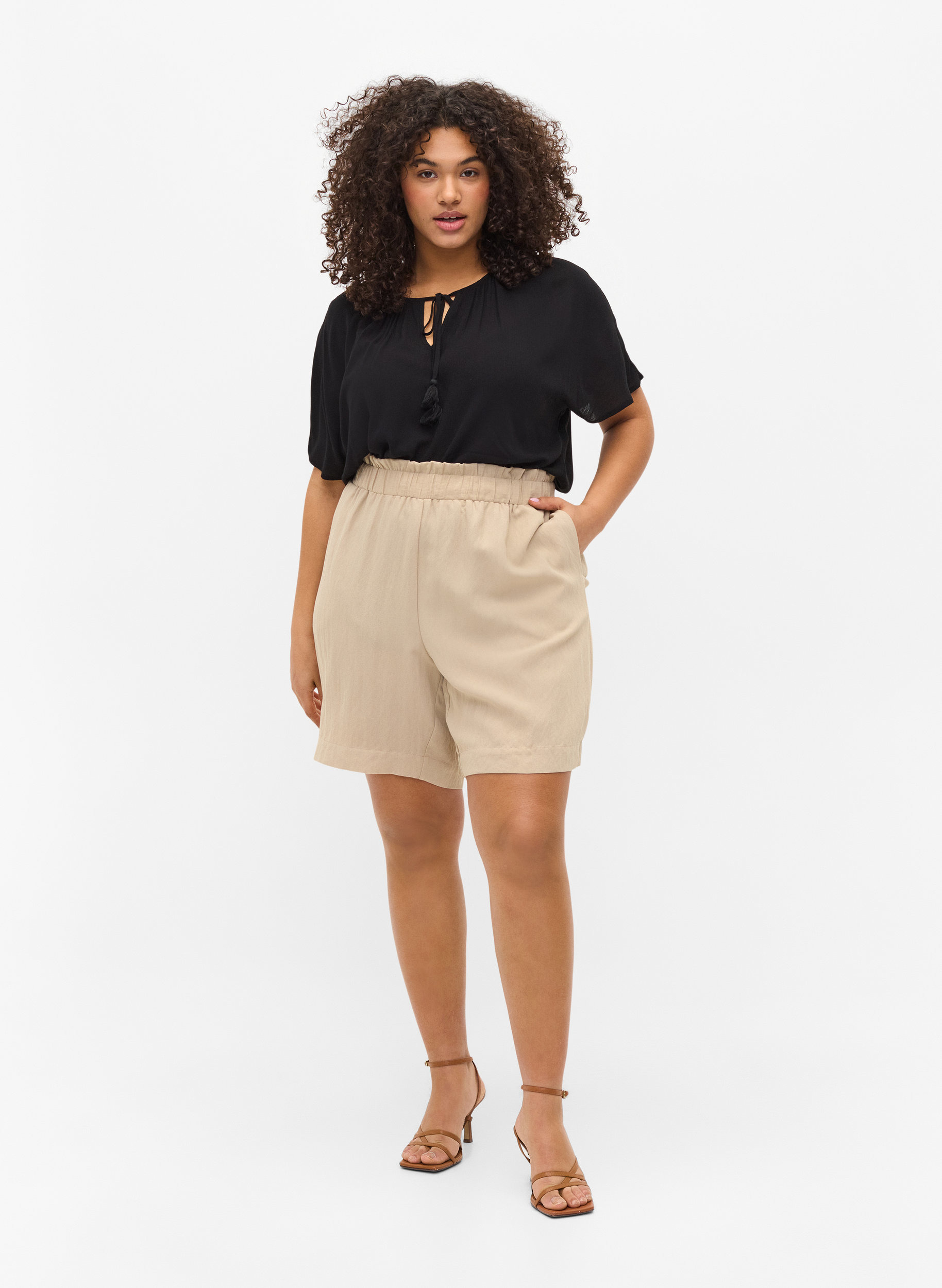 Viskoseshorts mit lockerer Passform, Oxford Tan, Model