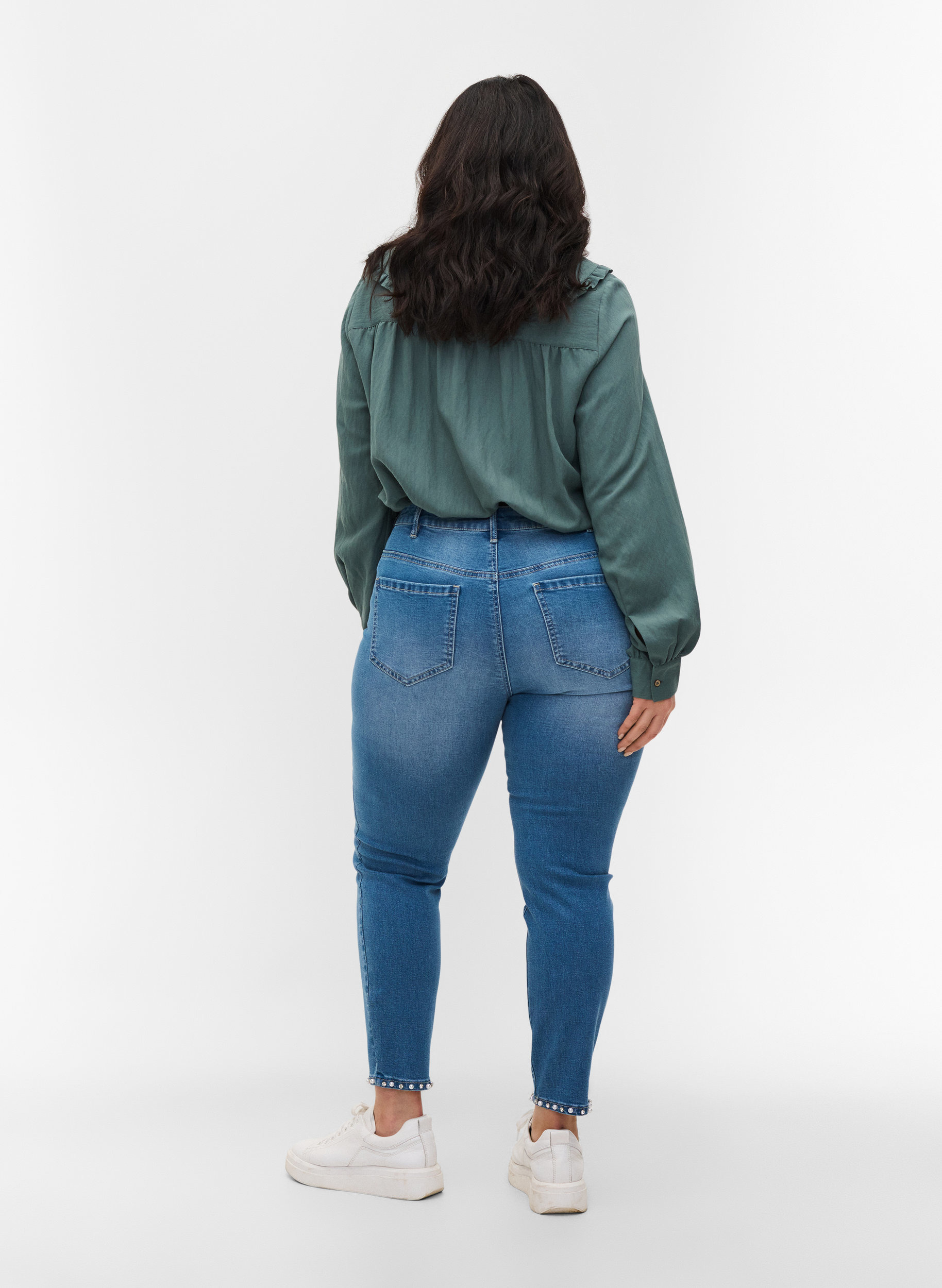 Cropped Amy Jeans mit Perlen, Light blue denim, Model