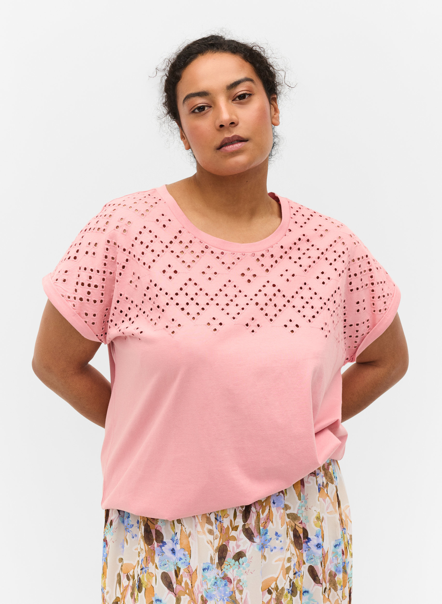 T-Shirt aus Baumwolle mit Lochstickerei , Blush, Model
