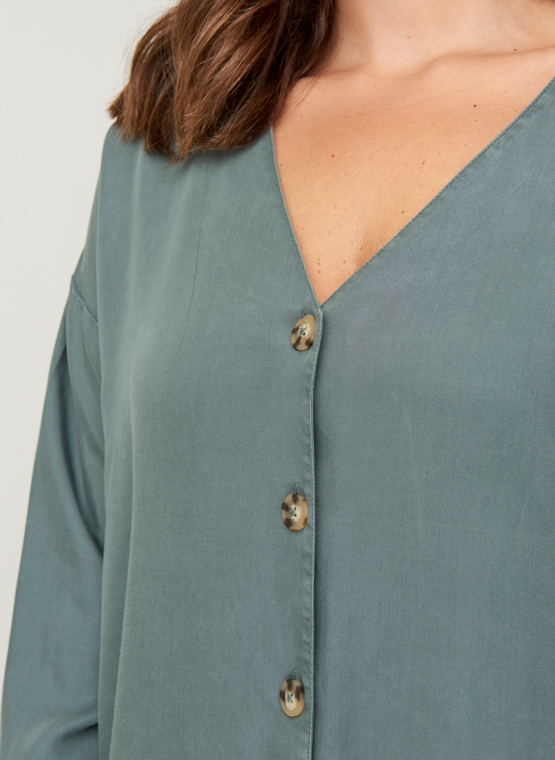Bluse aus Lyocell mit V-Ausschnitt, Balsam Green, Model image number 2