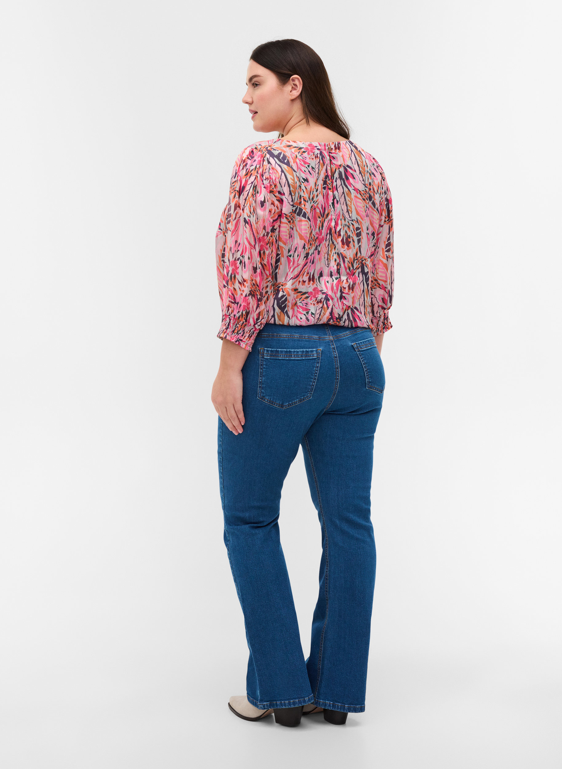 Ellen Bootcut Jeans mit großen Taschen, Blue denim, Model image number 1