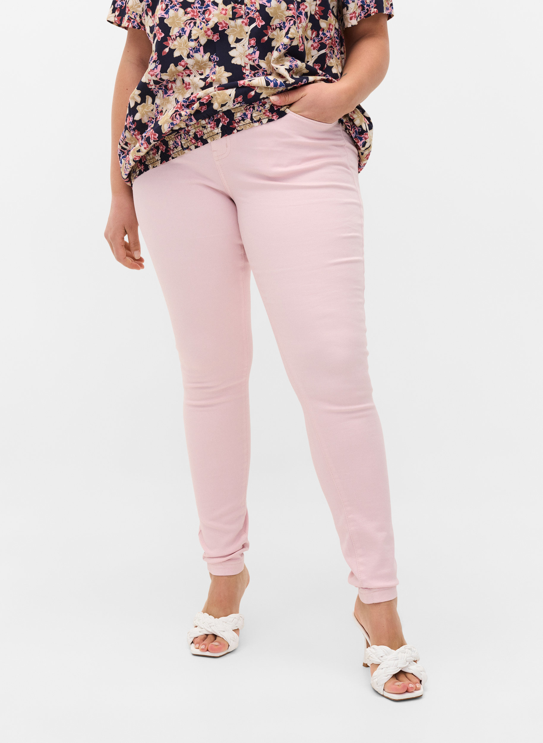 Super Slim Amy Jeans mit hoher Taille, Chalk Pink, Model image number 2