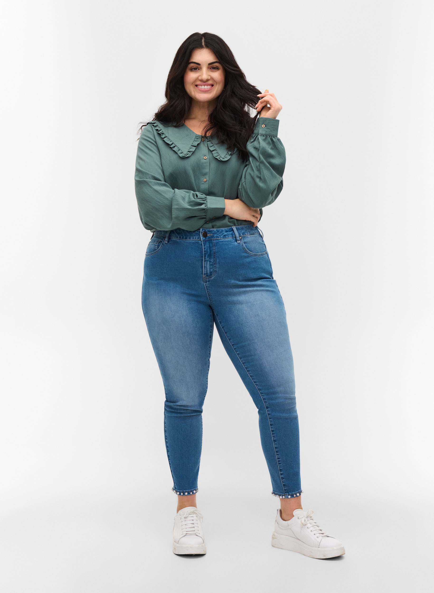 Cropped Amy Jeans mit Perlen, Light blue denim, Model
